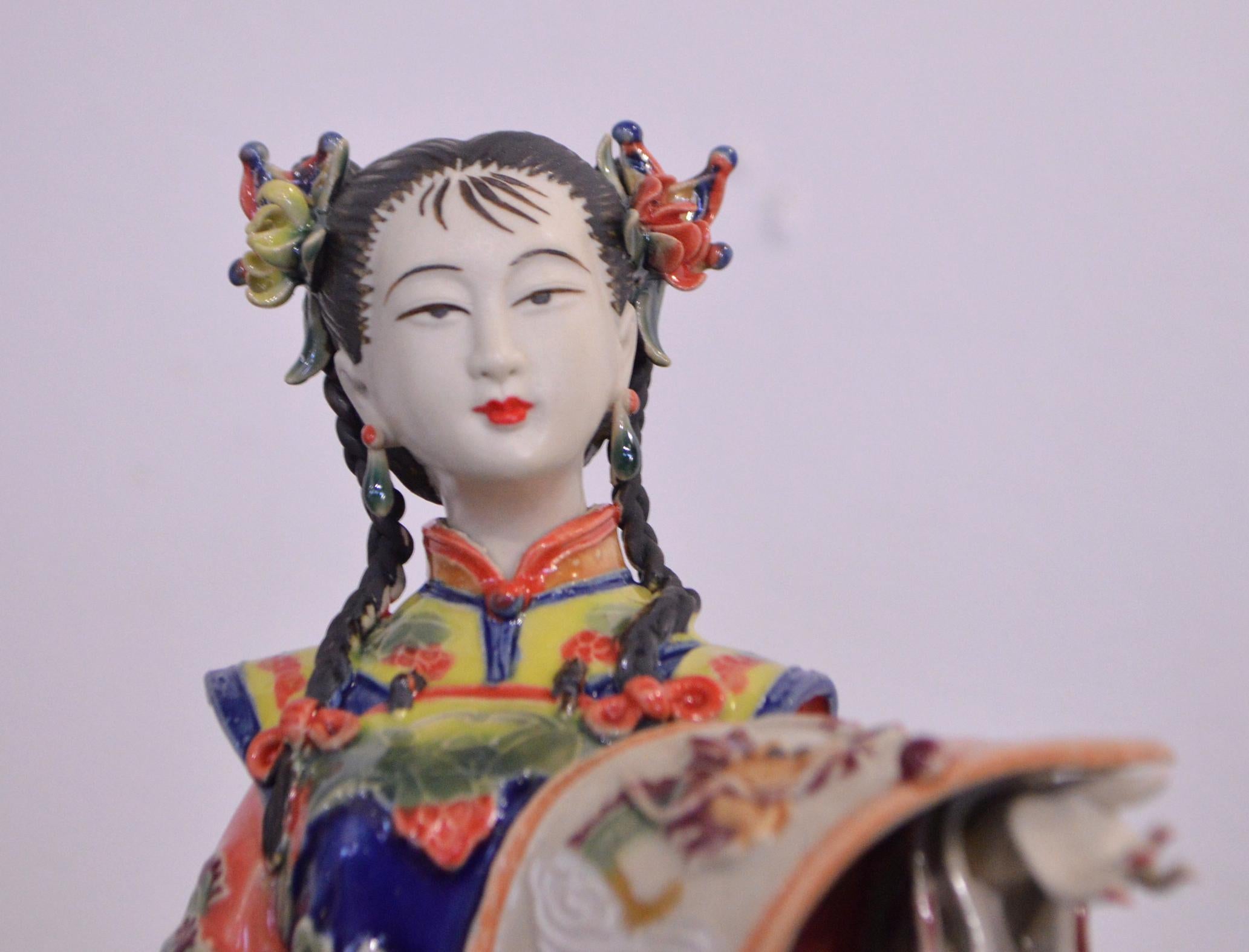 Chinese Ceramic Court Lady Statuette Hand-Crafted In Excellent Condition For Sale In CILAVEGNA, IT