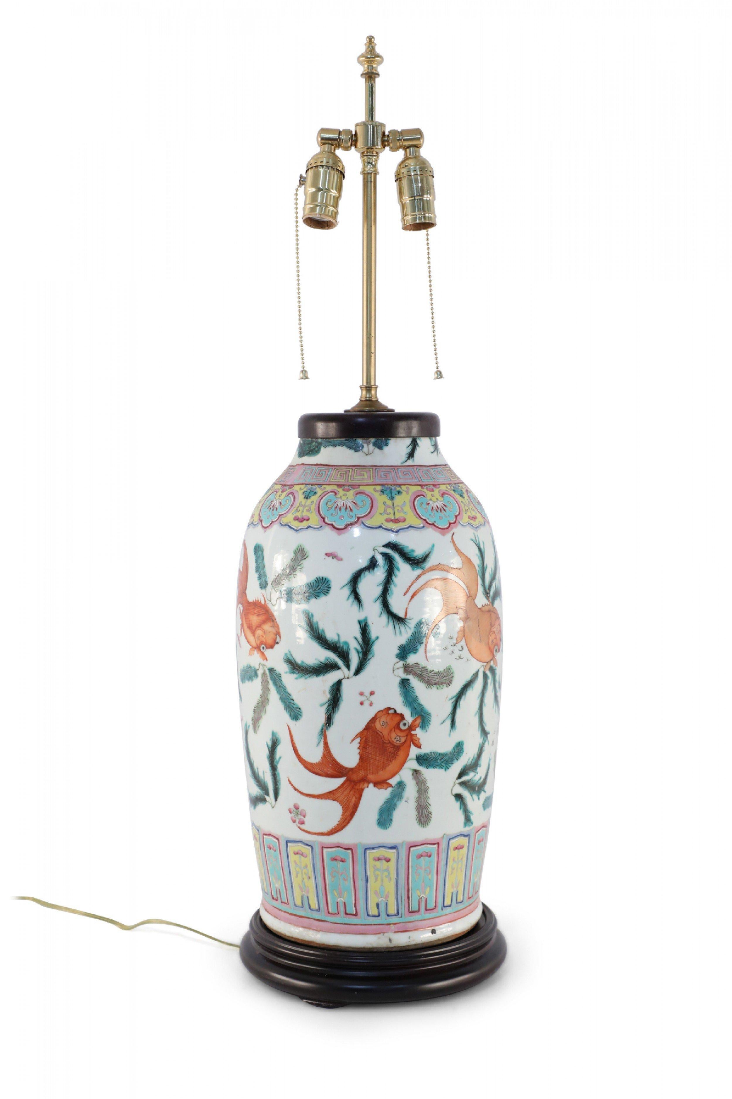 Lampe de bureau en céramique chinoise à motif de poissons crème, orange et verts en porcelaine en vente 3