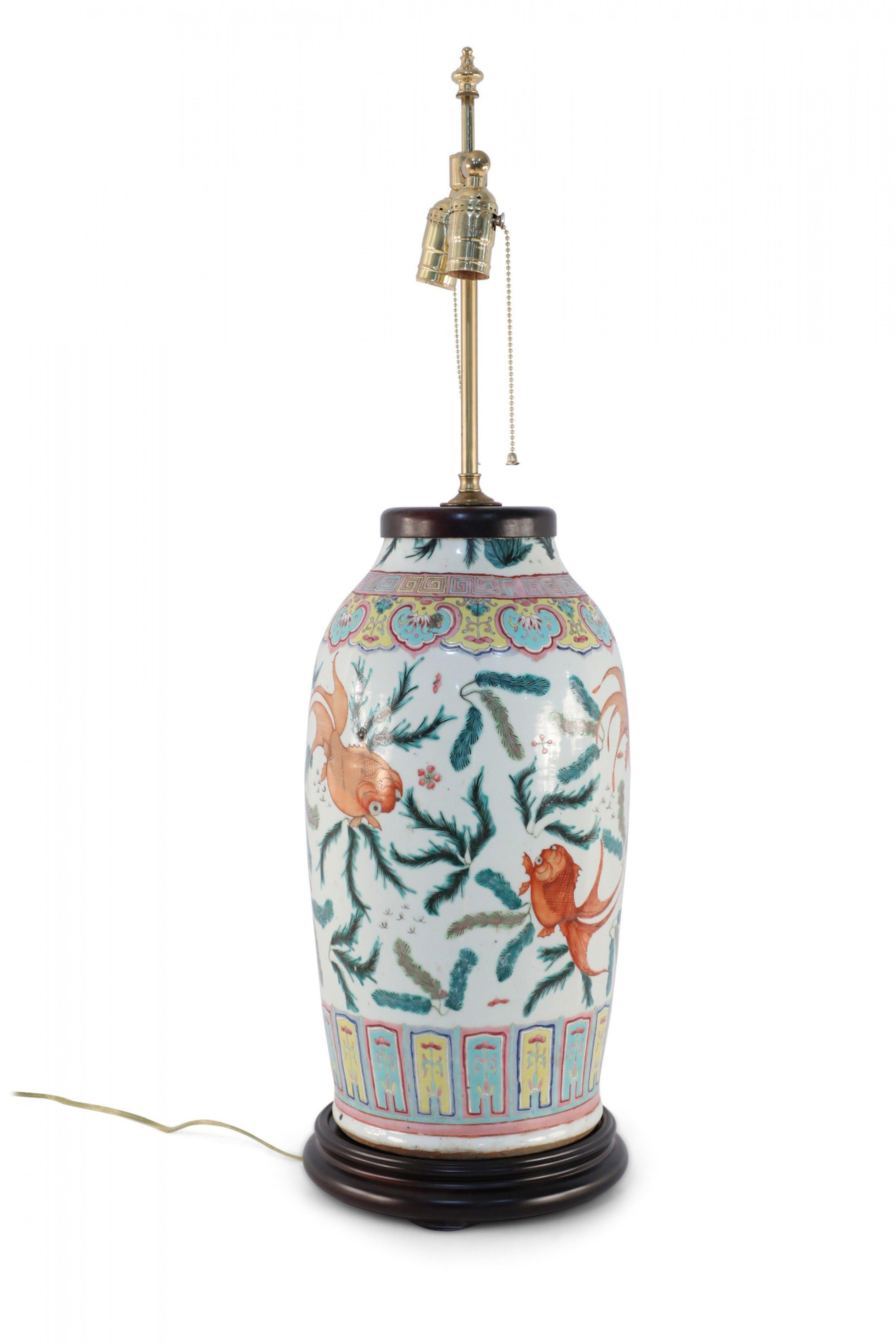 20ième siècle Lampe de bureau en céramique chinoise à motif de poissons crème, orange et verts en porcelaine en vente