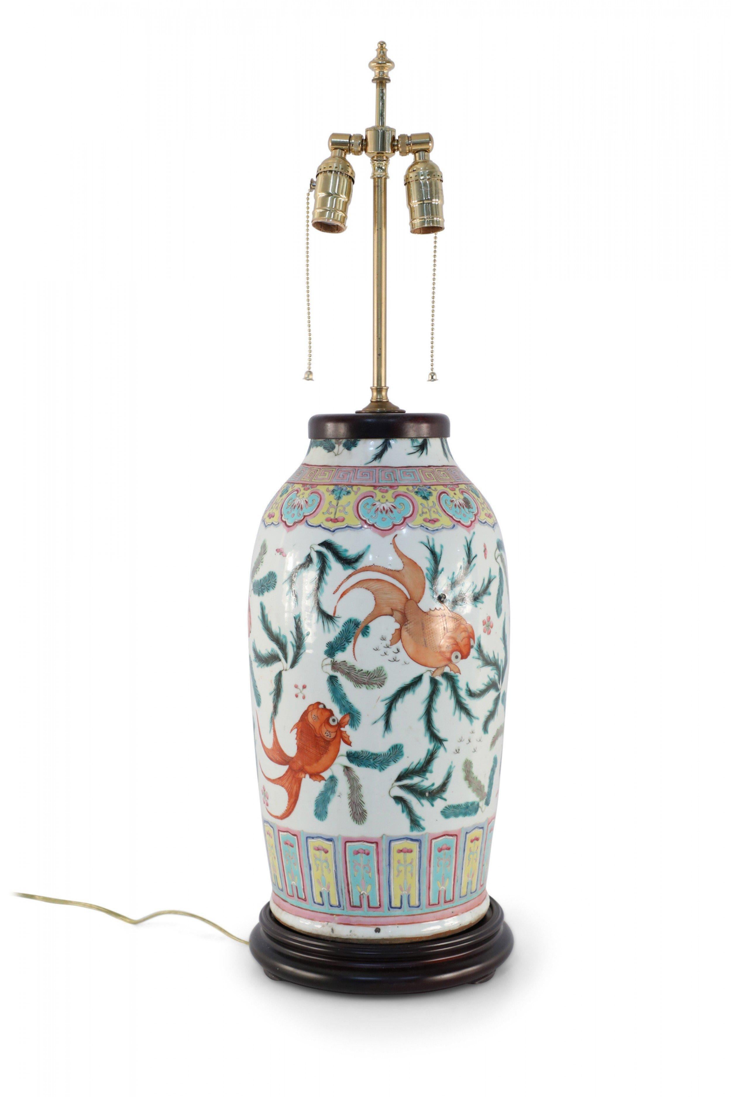 Lampe de bureau en céramique chinoise à motif de poissons crème, orange et verts en porcelaine en vente 1
