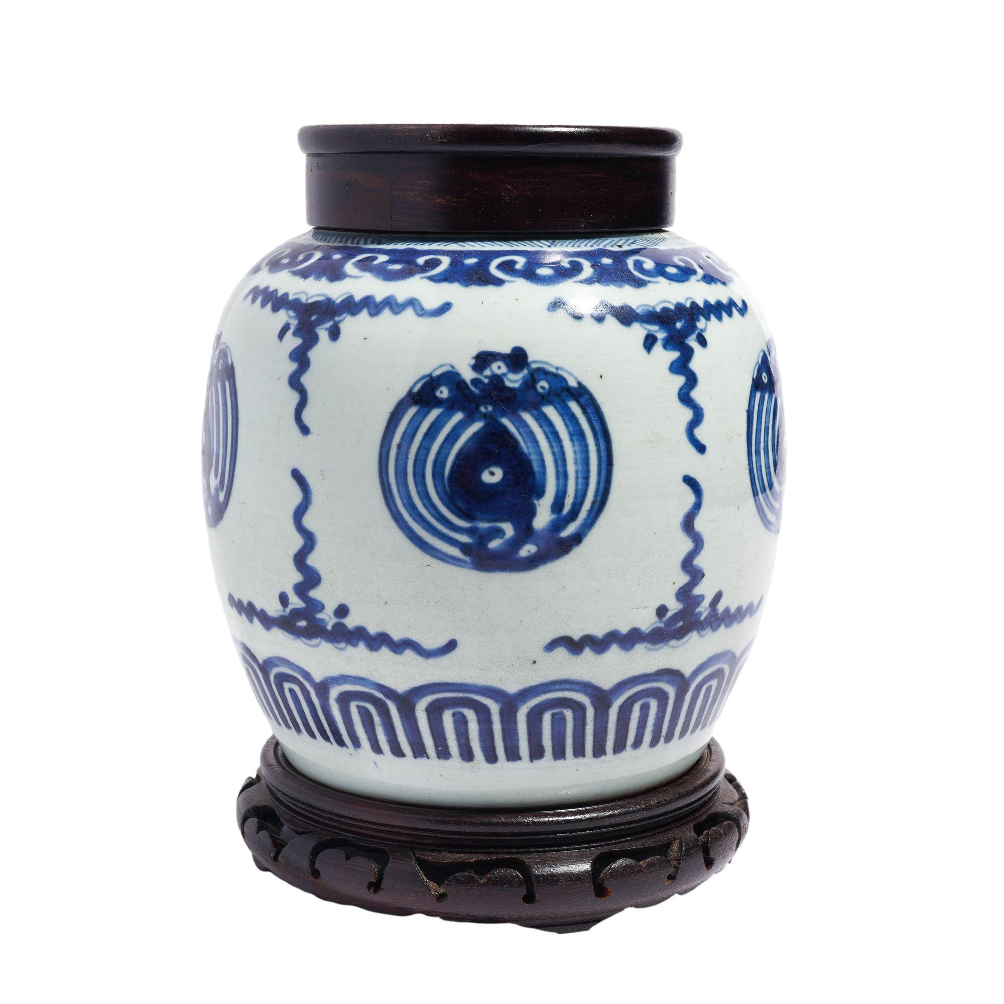 Pot à gingembre en porcelaine décoré en bleu de cobalt sous glaçure d'un phénix stylisé encadré de bordures scolopées en cobalt, d'une base et d'une collerette. Monté sur une base en bois dur tourné et équipé d'un couvercle en bois dur tourné. Un