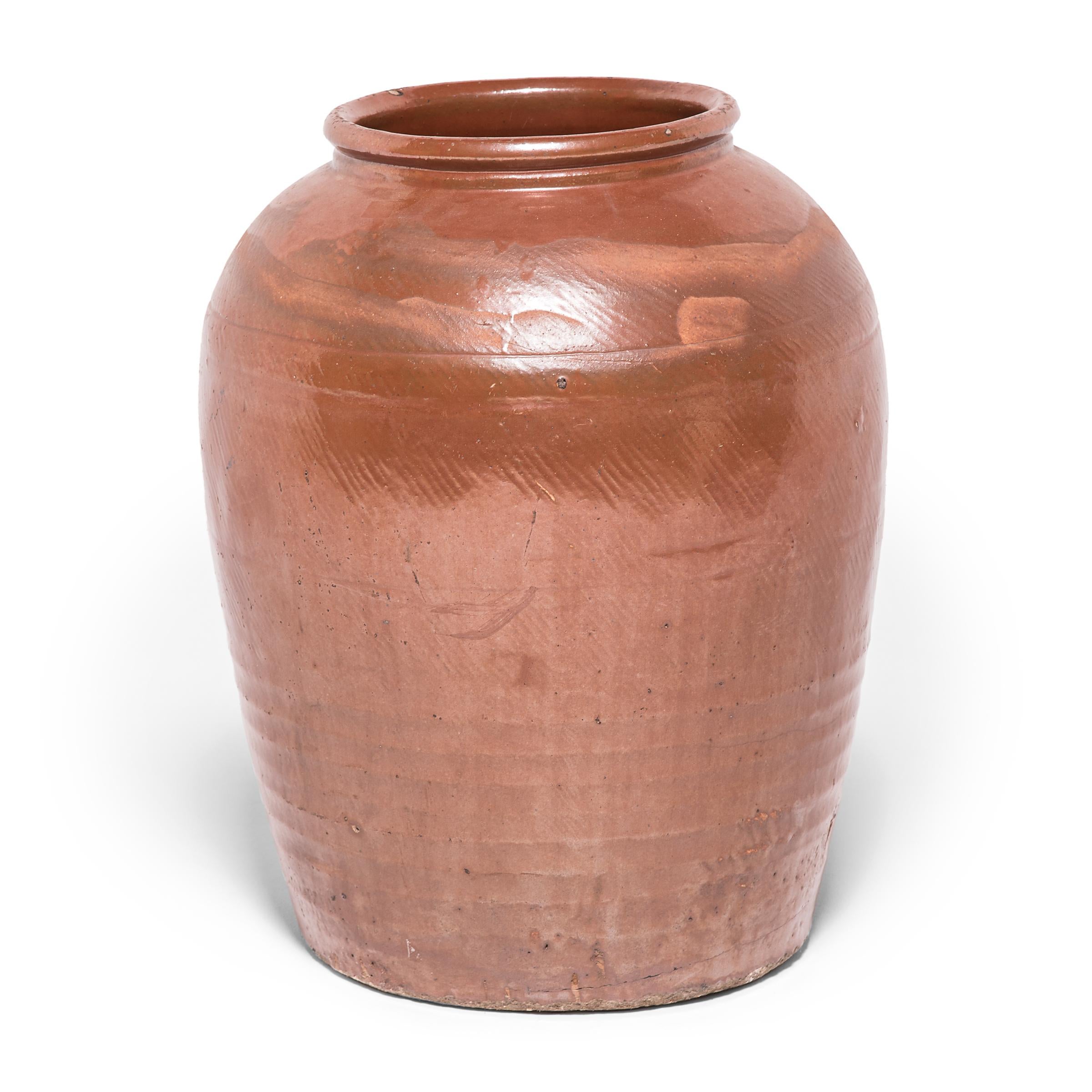 Diese schöne Urne, die zugleich antik und modern ist, zeugt von der Zeitlosigkeit des chinesischen Keramikdesigns. Die Anfang des 20. Jahrhunderts in Nordchina hergestellte Urne zollt den Materialien und dem Handwerk Respekt, trägt die subtilen