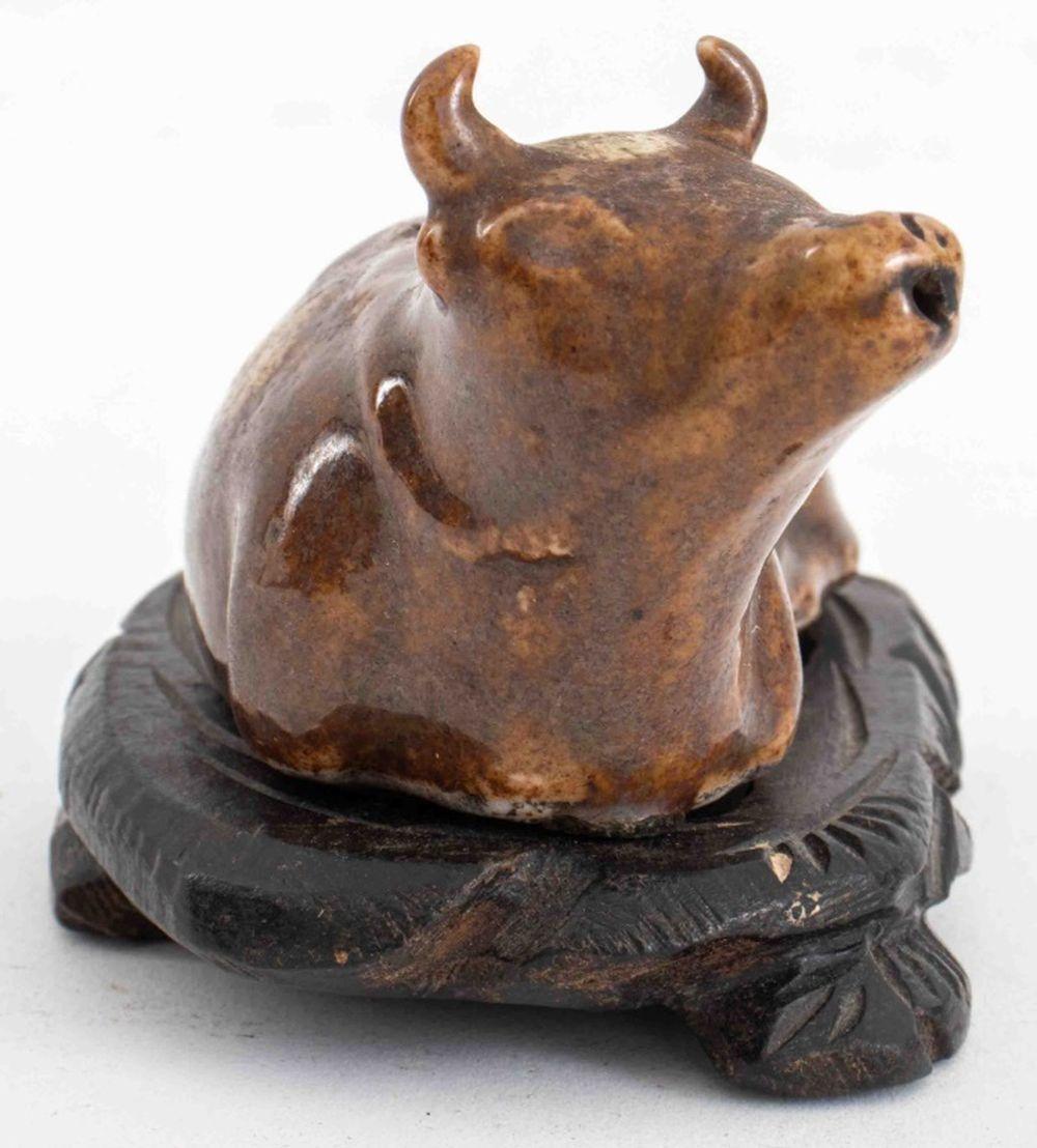 Gotero de cerámica china con forma de buey sobre soporte Qing en venta