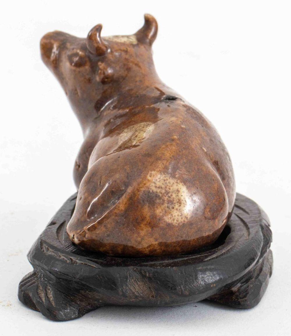 Gotero de cerámica china con forma de buey sobre soporte Glaseado en venta