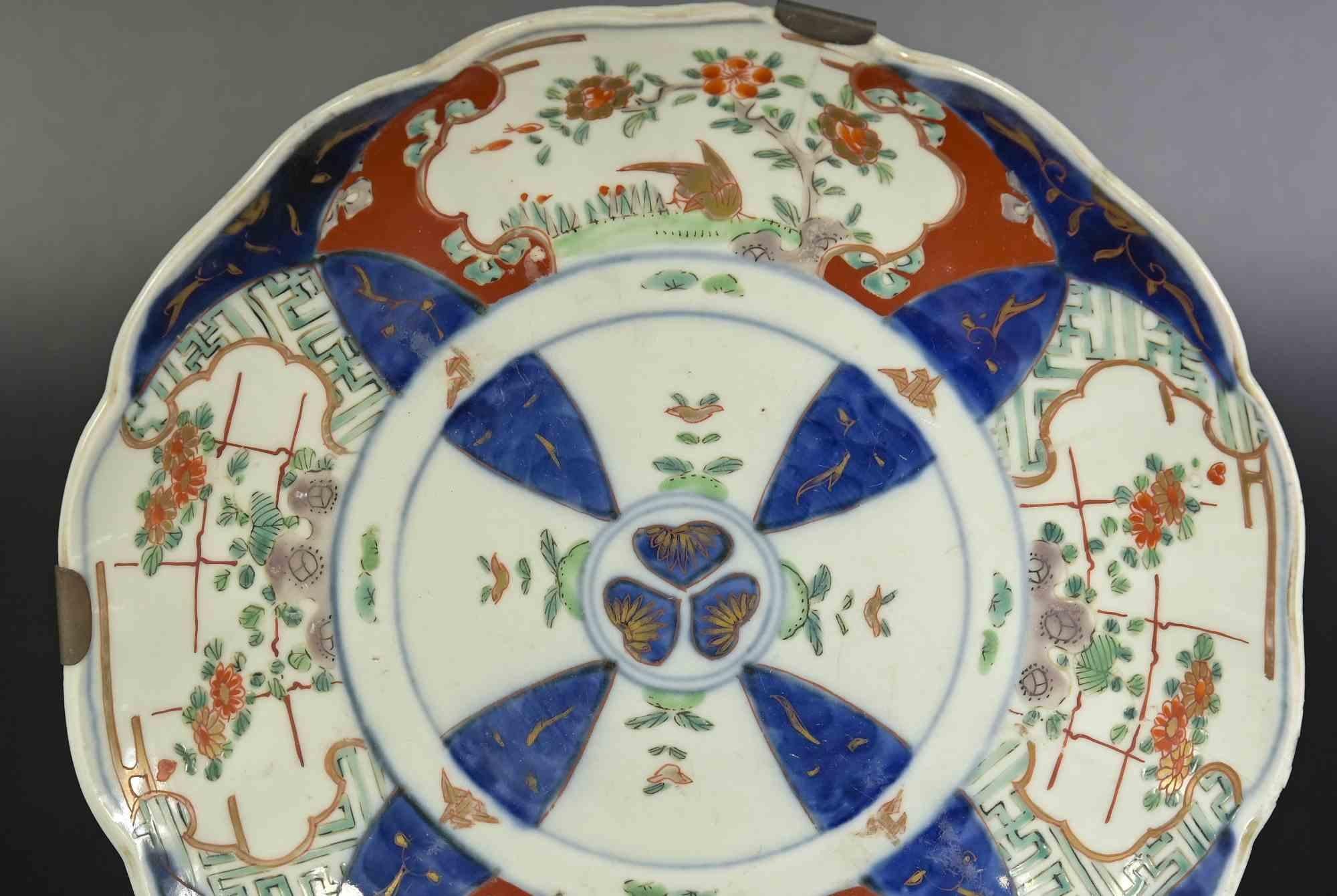 Assiette en céramique chinoise, Chine, fin du 19e siècle.

Crochet en fer au dos 

Diamètre du plateau  22 cm.

Bon état à l'exception d'une petite perte sur le bord supérieur.
