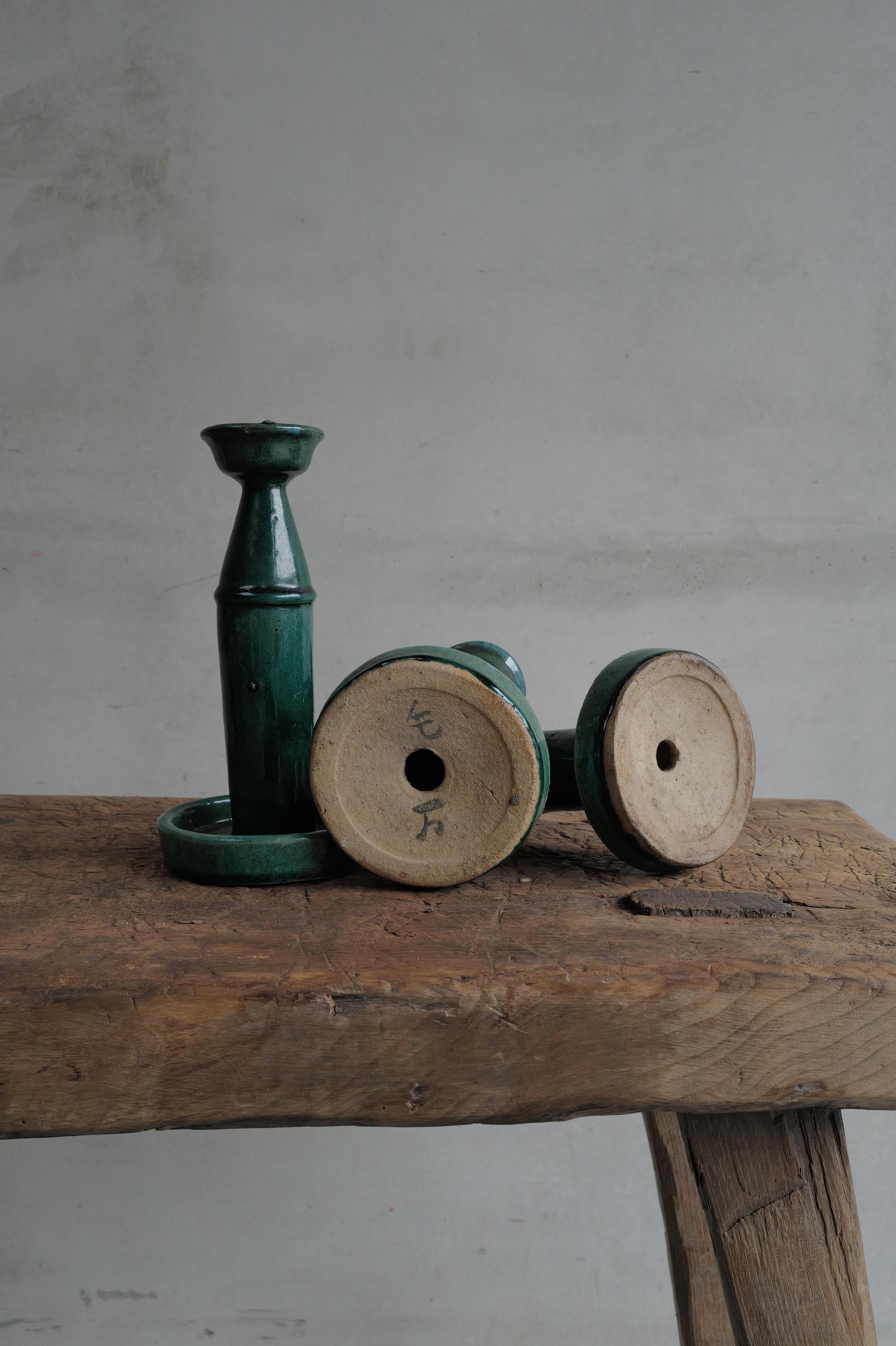 Questa lampada a olio Shiwan ware della metà del XX secolo è caratterizzata da uno smalto verde. La ceramica Shiwan è uno stile di ceramica cinese proveniente dal distretto di Shiwanzhen, vicino a Guangdong, in Cina. Un elegante oggetto decorativo o