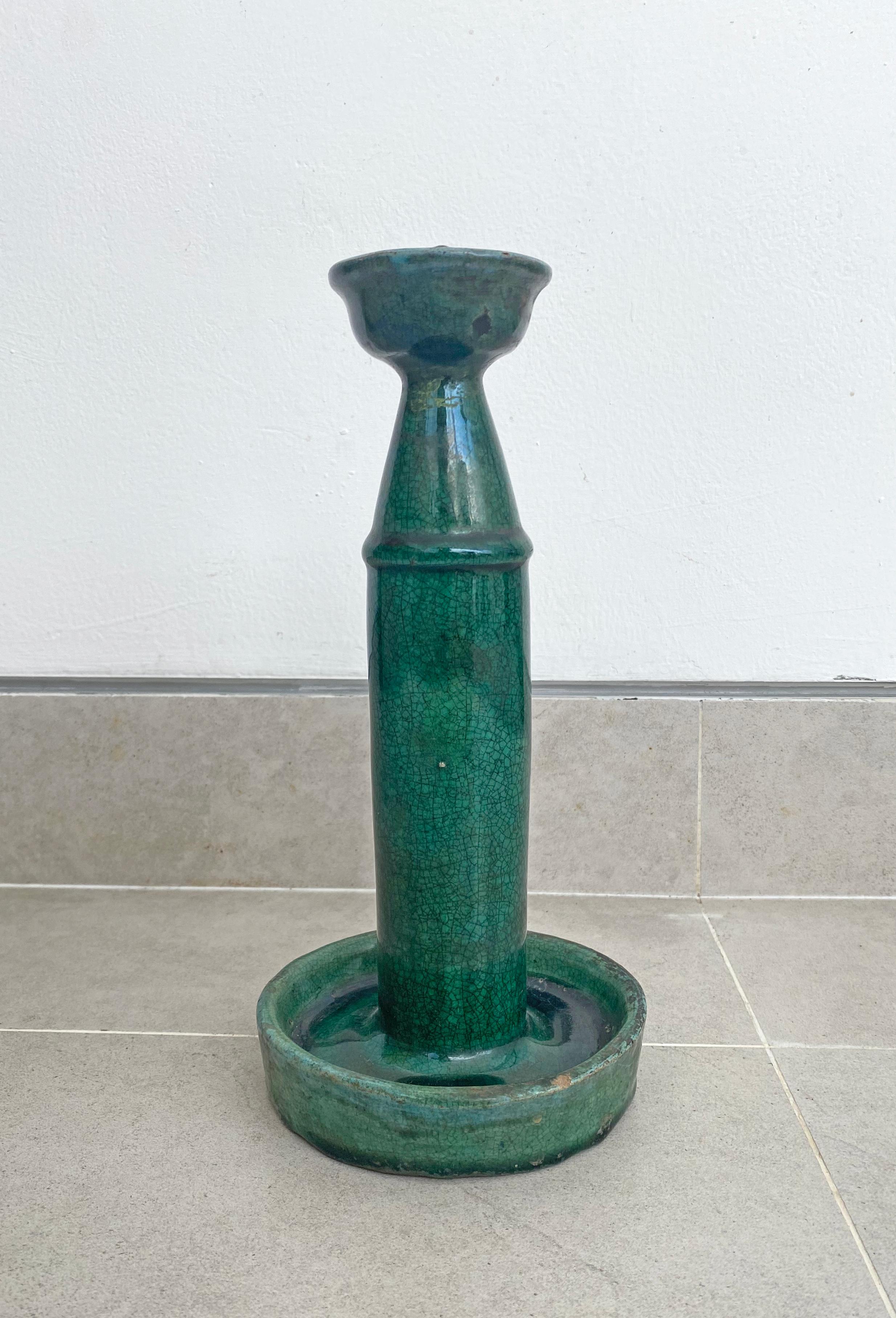 Cette lampe à huile en céramique Shiwan du début du 20e siècle présente une glaçure verte. La céramique de Shiwan est un style de poterie chinoise provenant du district de Shiwanzhen, près de Guangdong, en Chine. Un objet décoratif ou un bougeoir