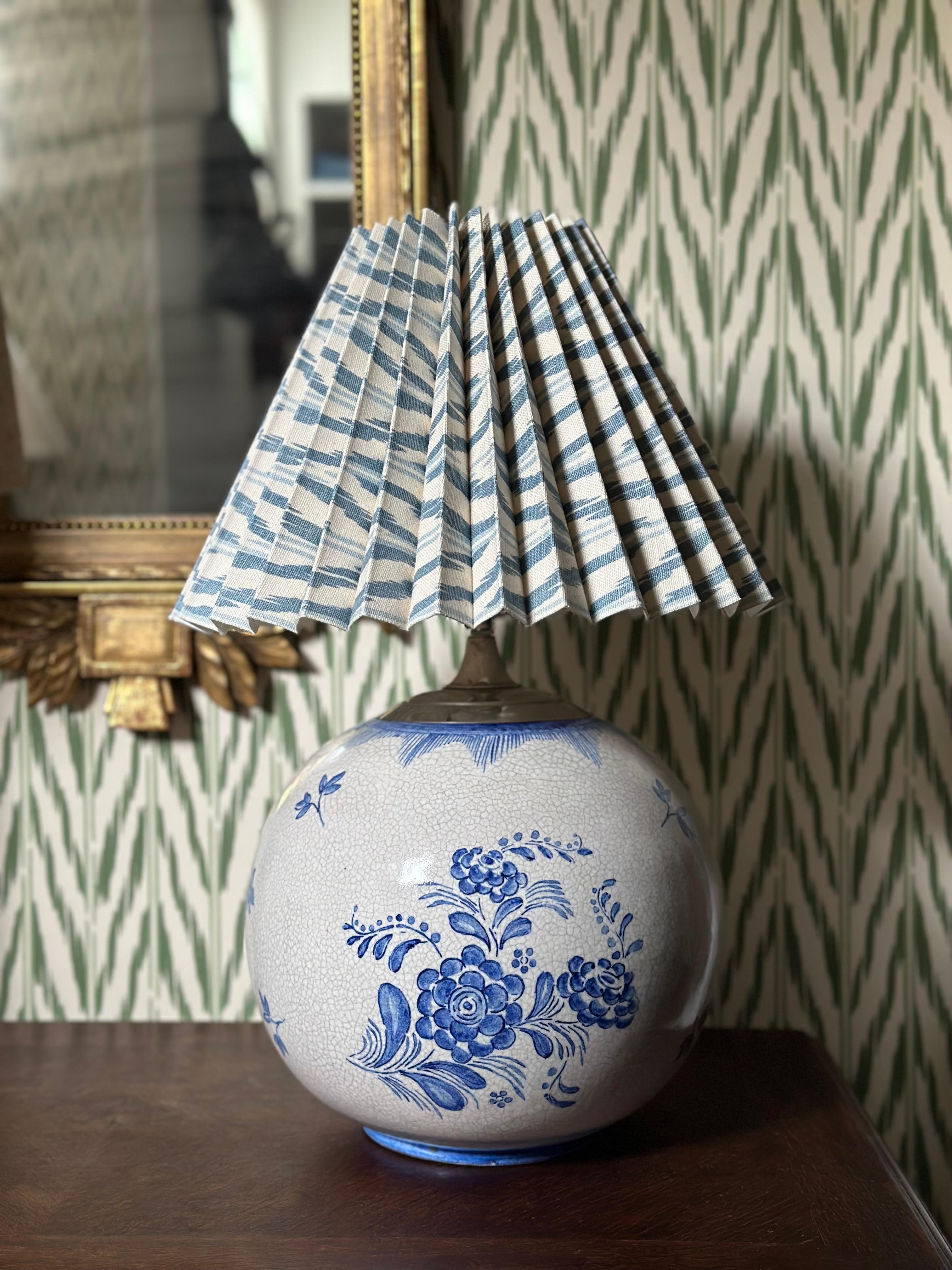 Lampe de table en céramique avec un corps sphérique rond dans un beau blanc et bleu craquelé. Base en forme de globe avec des impressions de fleurs bleues. 1950s.
Pas de timbre.
Nouveau câblage UE et nouvelle douille chromée.
Très bon état avec