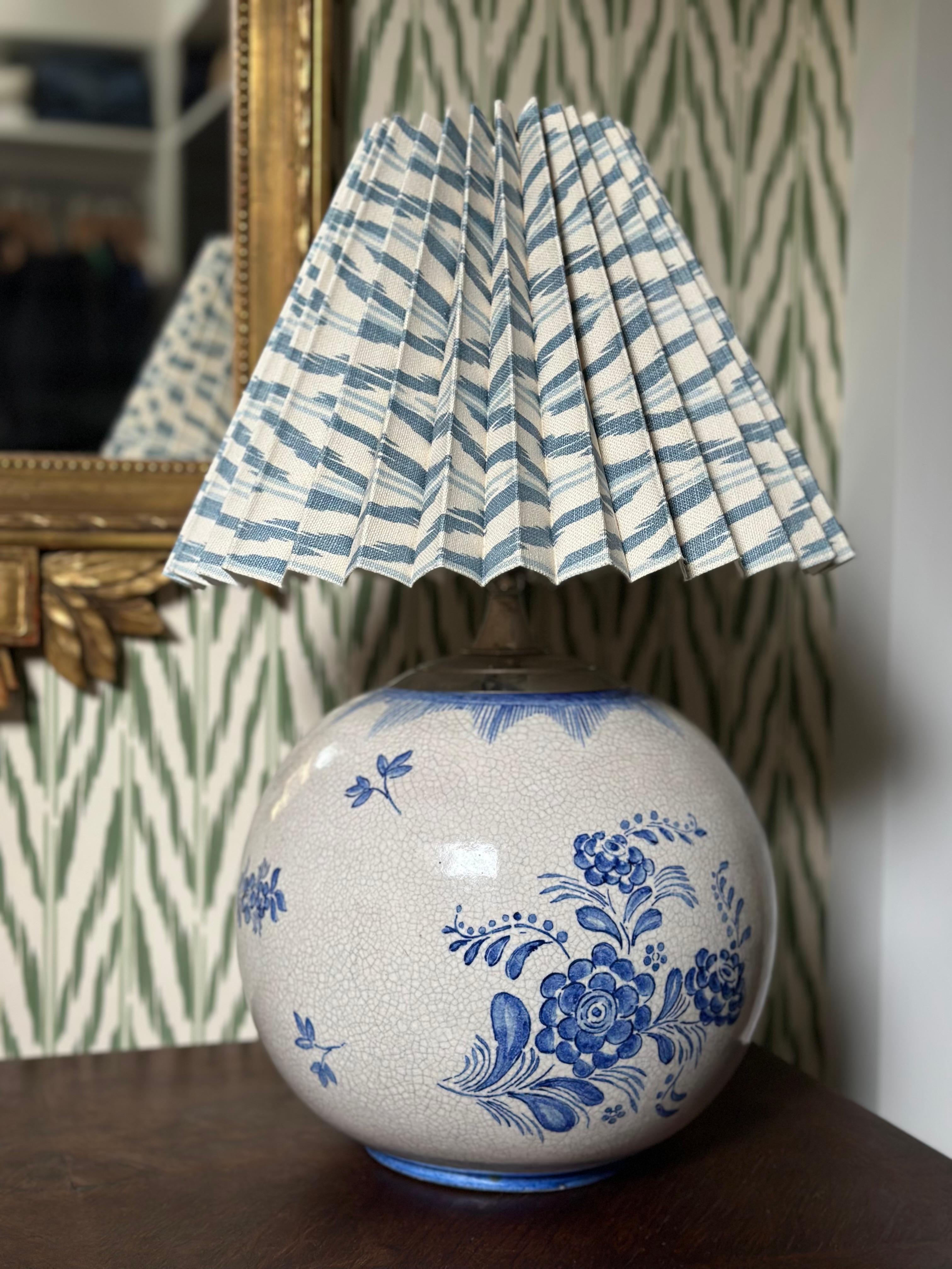 Art déco Lampe de table en céramique chinoise blanche et bleue. 1950s. en vente