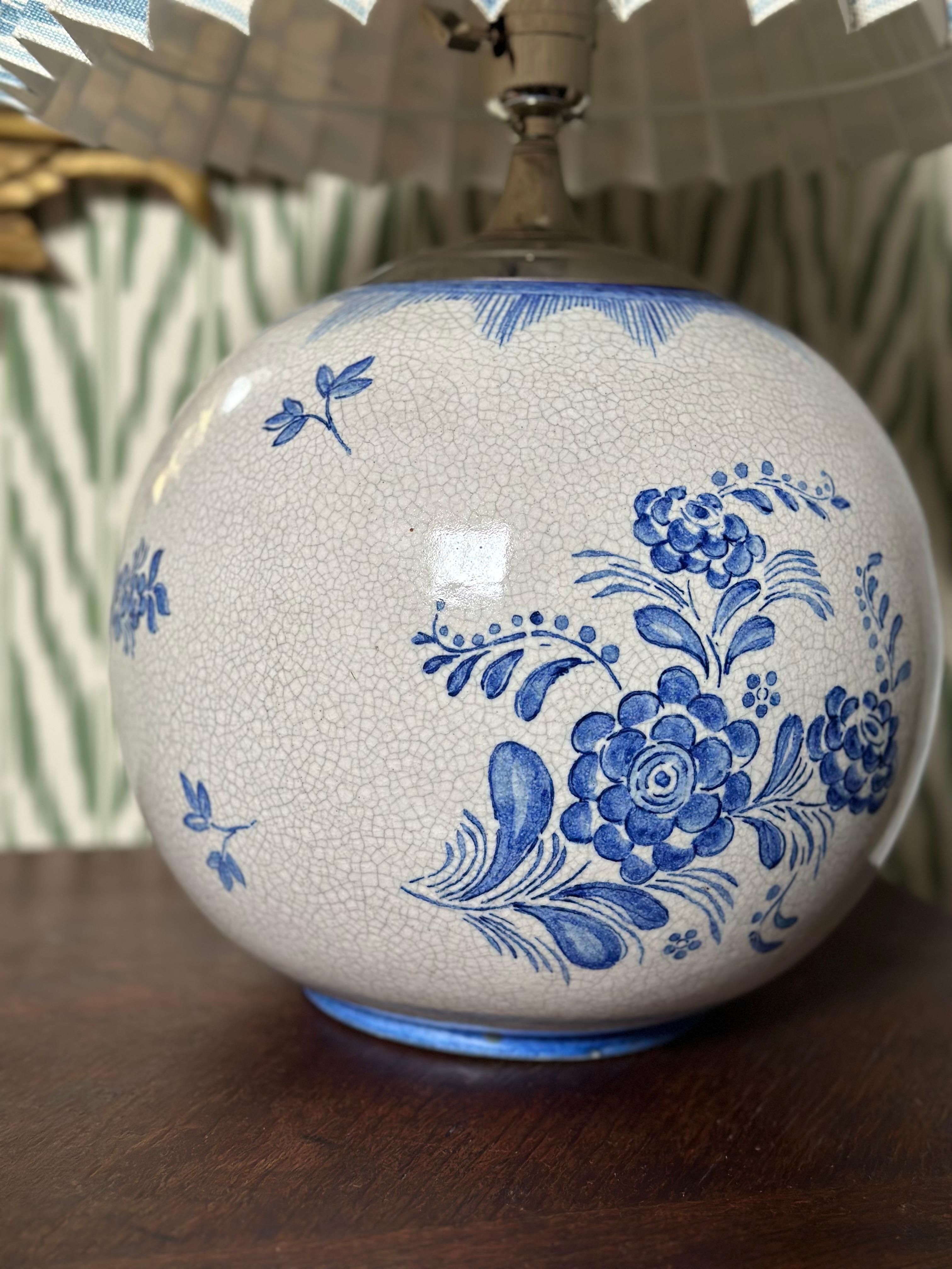 Chinois Lampe de table en céramique chinoise blanche et bleue. 1950s. en vente
