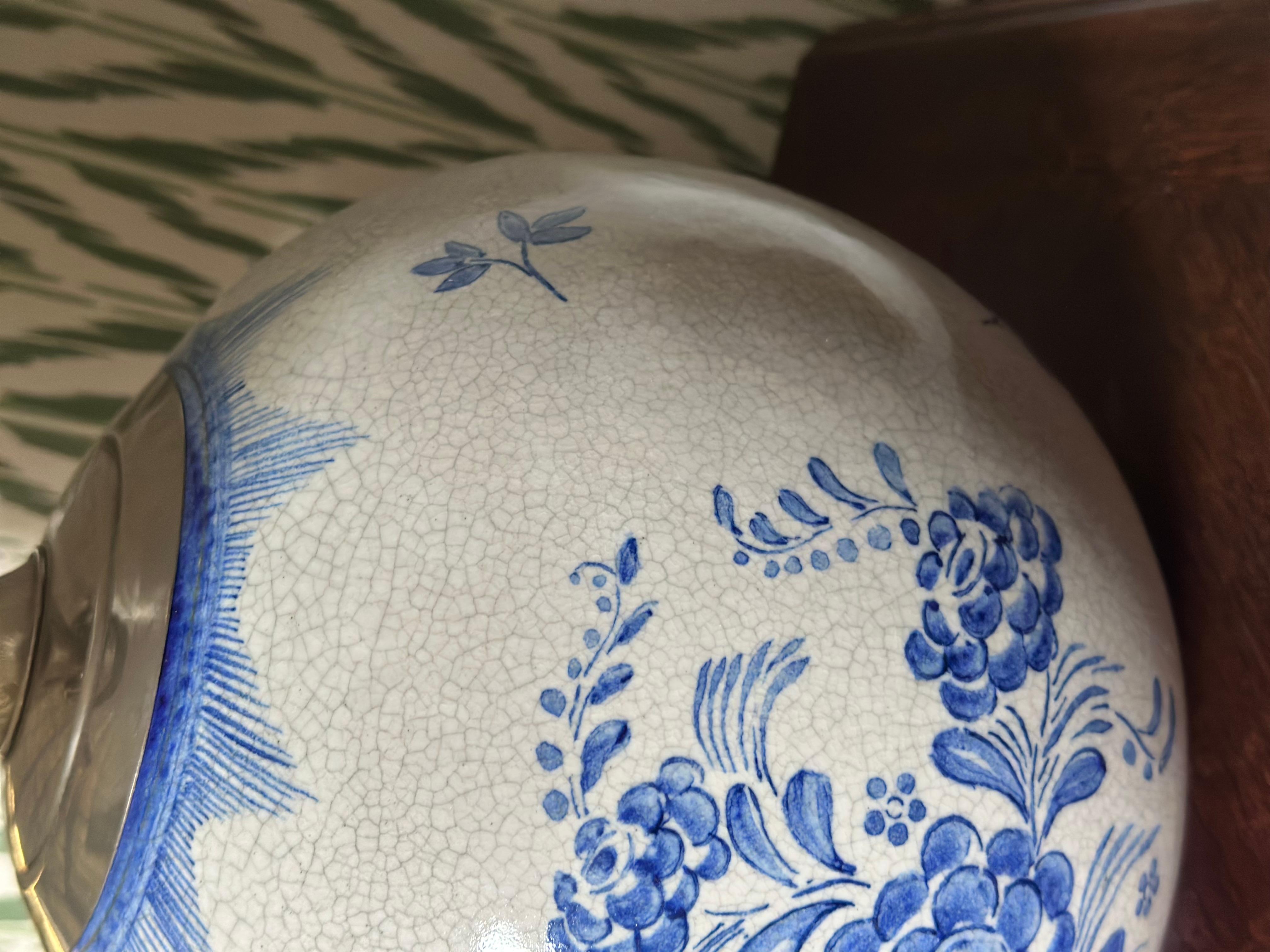 Milieu du XXe siècle Lampe de table en céramique chinoise blanche et bleue. 1950s. en vente