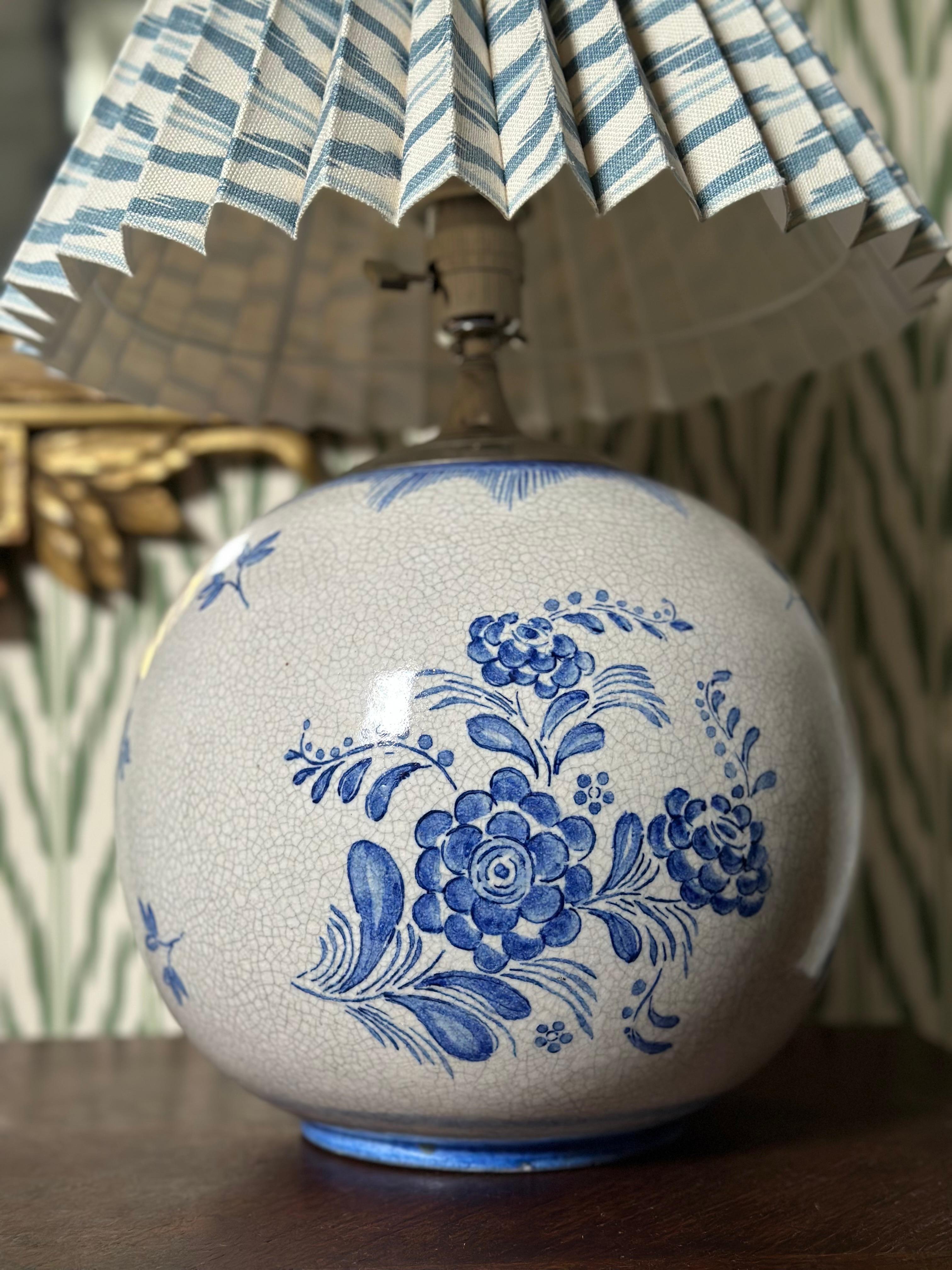 Céramique Lampe de table en céramique chinoise blanche et bleue. 1950s. en vente