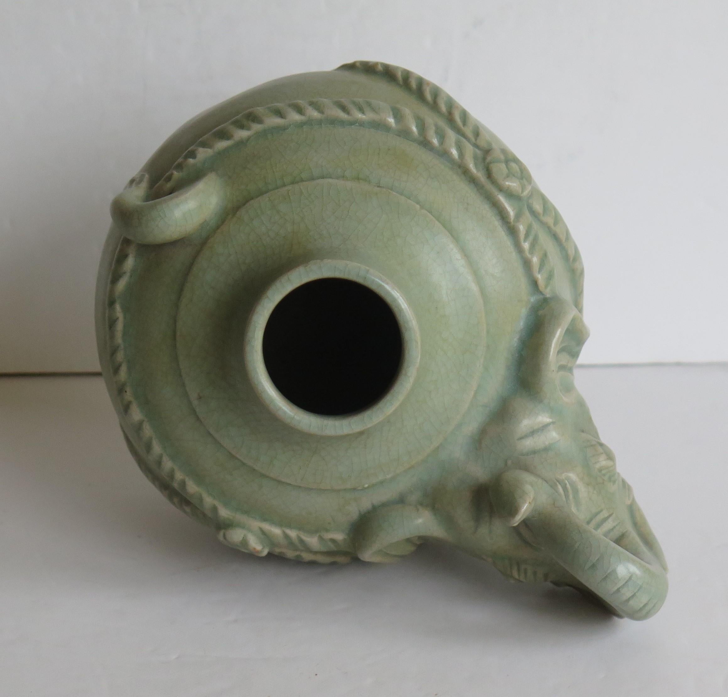 Théière en céramique chinoise à glaçure céladon en forme d'éléphant, milieu du 20e siècle en vente 2