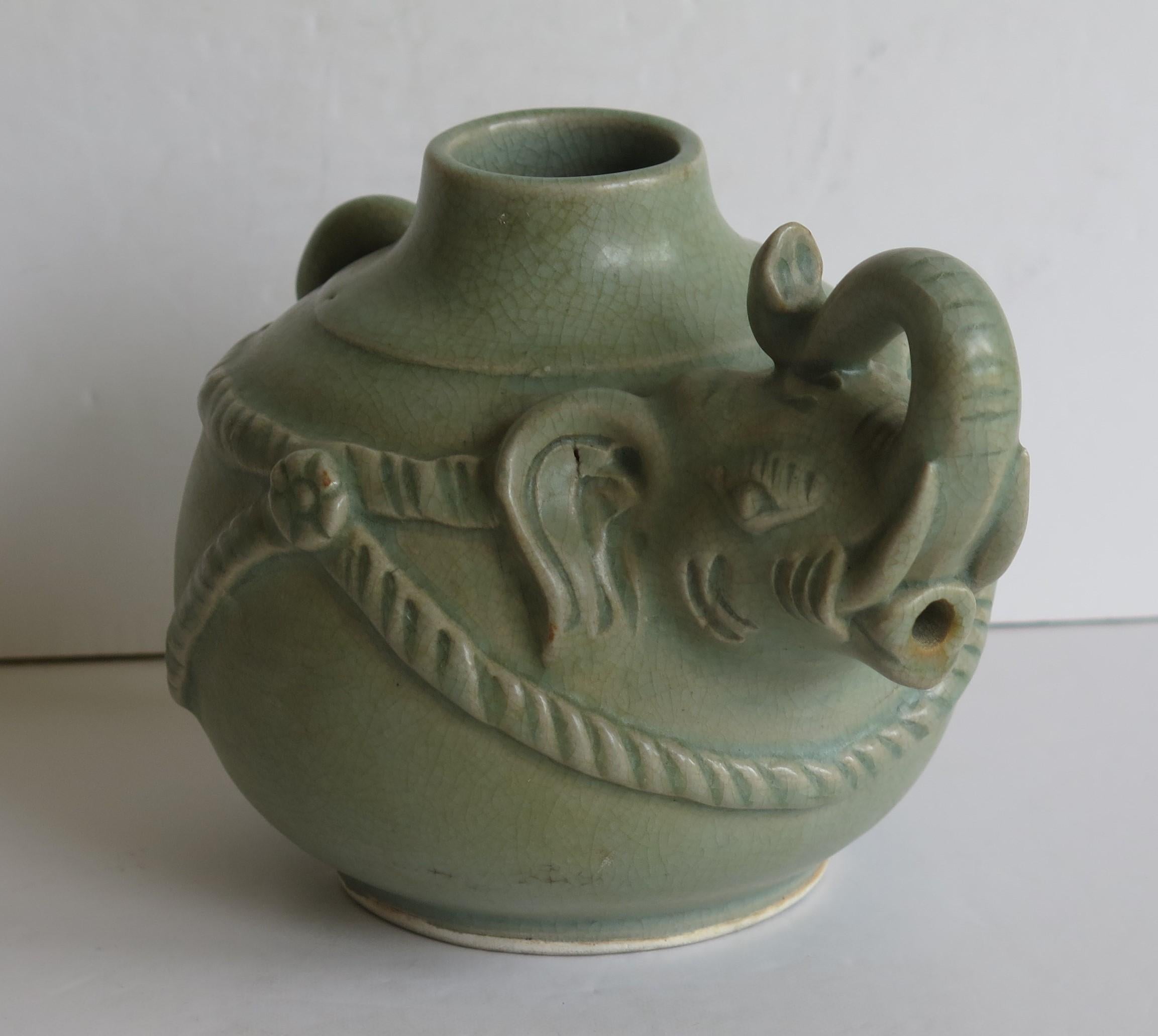 Chinois Théière en céramique chinoise à glaçure céladon en forme d'éléphant, milieu du 20e siècle en vente