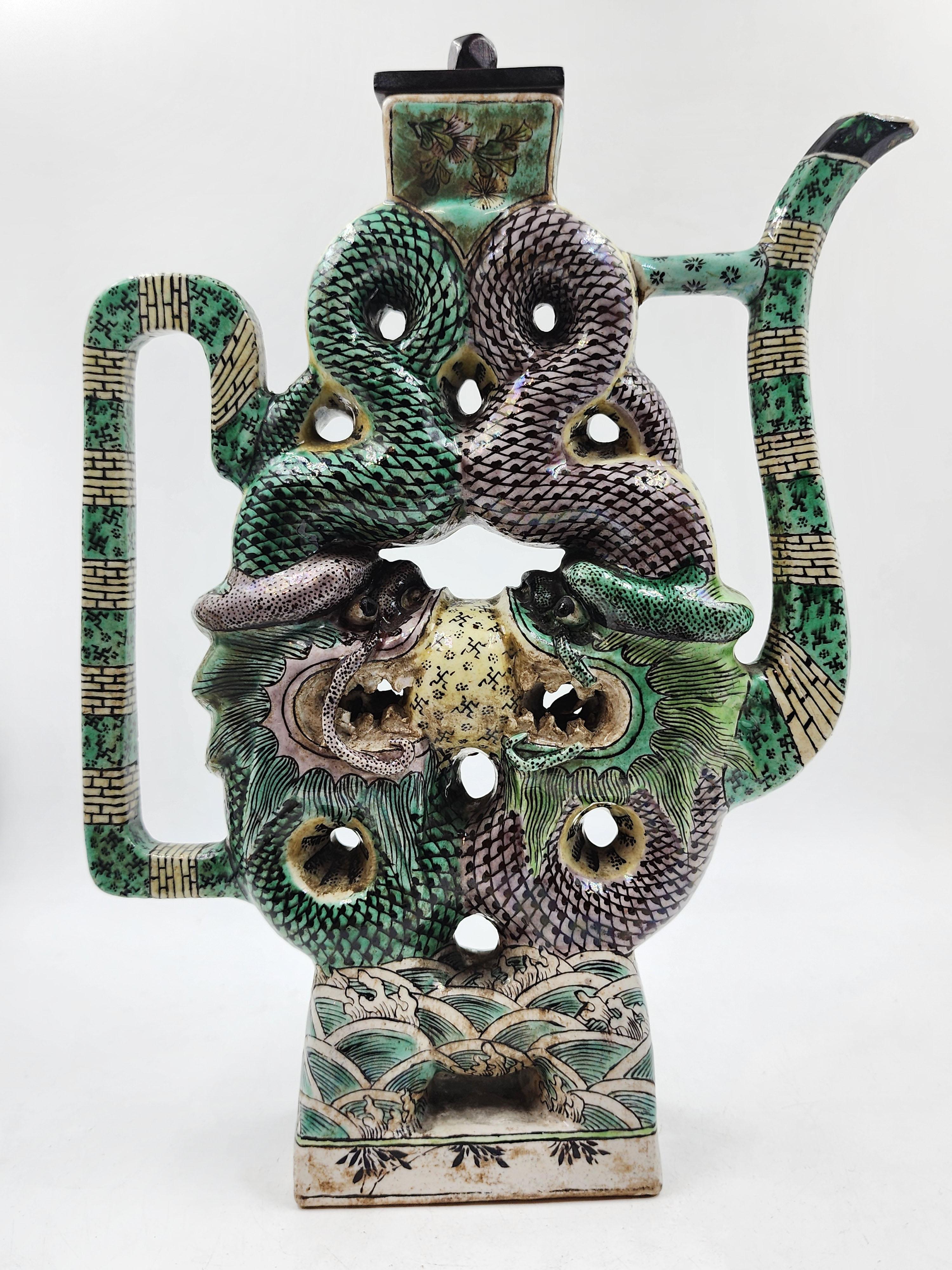Chinese ceramic teapot, Qing Dynasty, 19th century For Sale 5