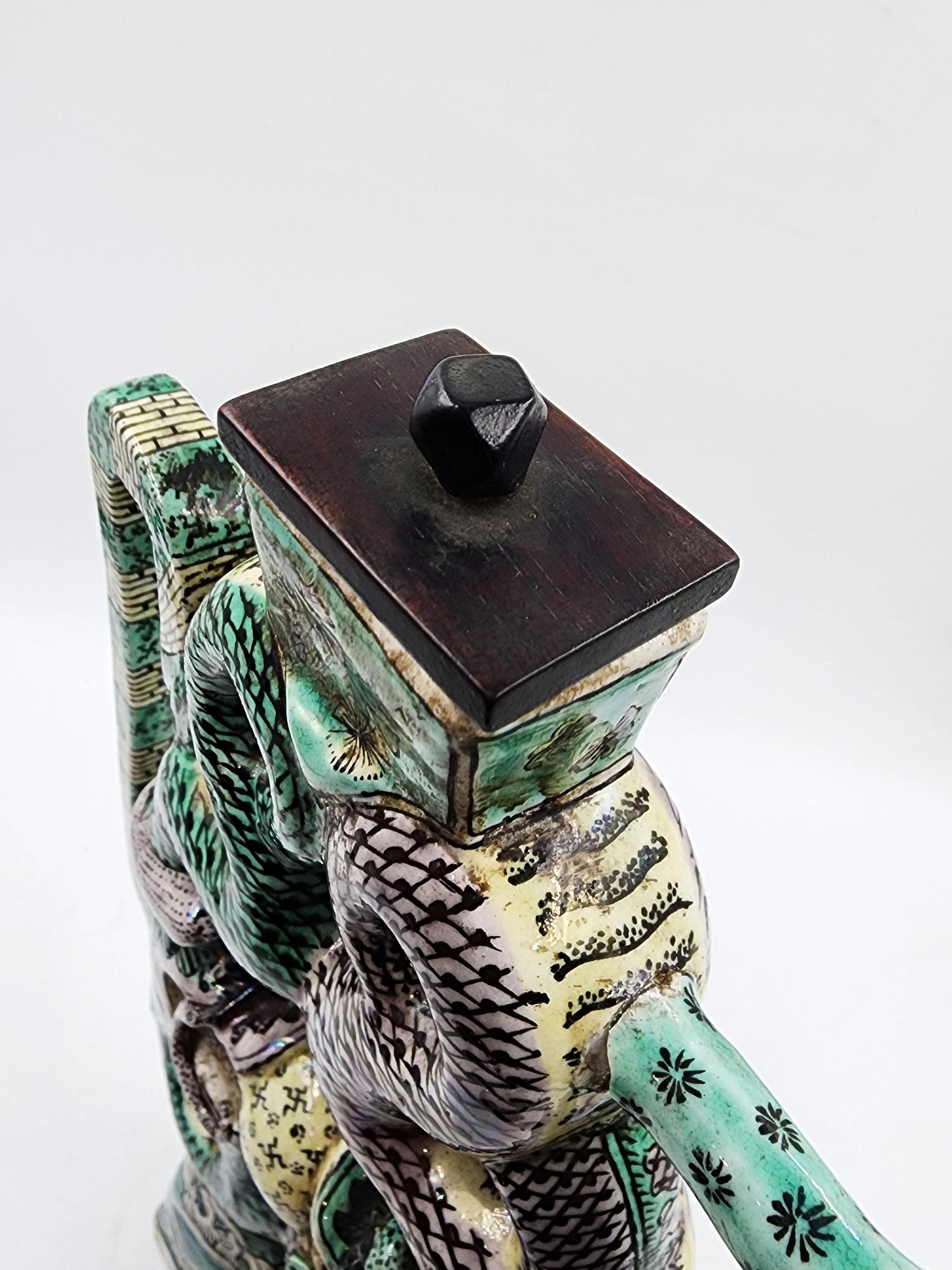 Chinese ceramic teapot, Qing Dynasty, 19th century For Sale 7