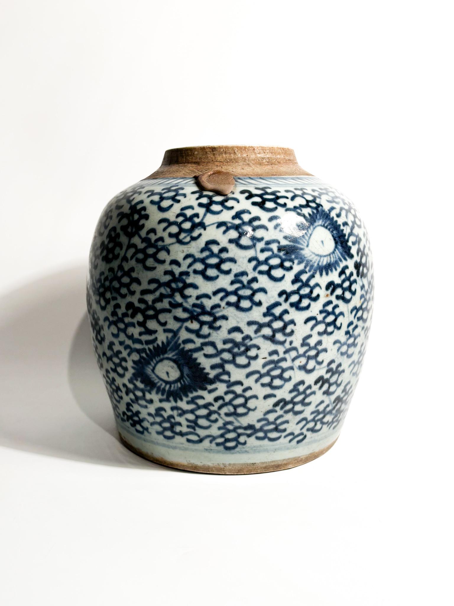 Vase en céramique chinoise avec décorations en Chine bleue des années 1950 en vente 3