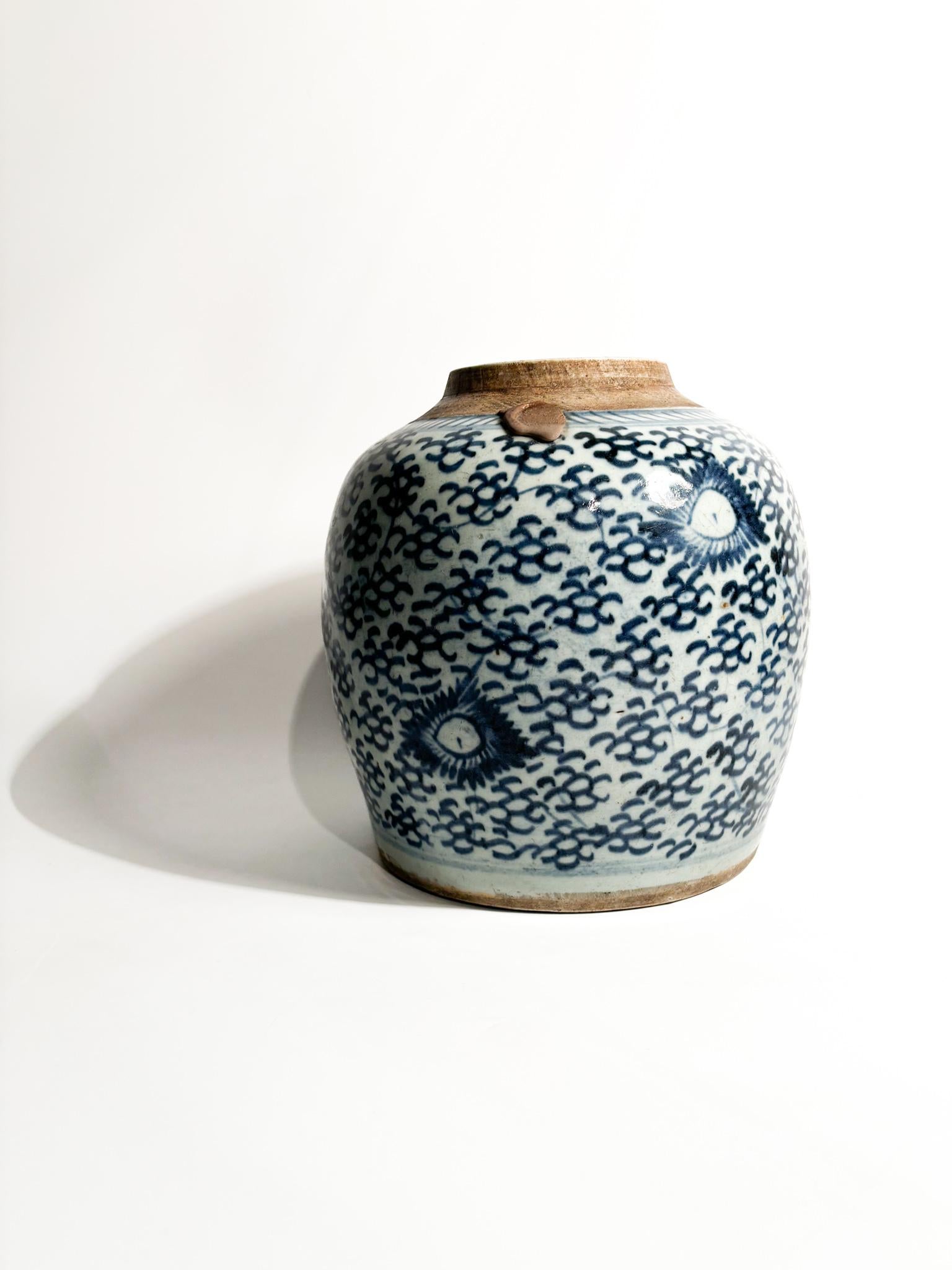 Chinesische Keramikvase mit blauem Porzellandekor aus den 1950er Jahren (Chinesischer Export) im Angebot