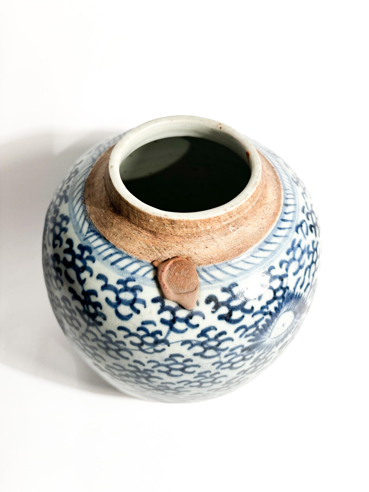 Chinois Vase en céramique chinoise avec décorations en Chine bleue des années 1950 en vente