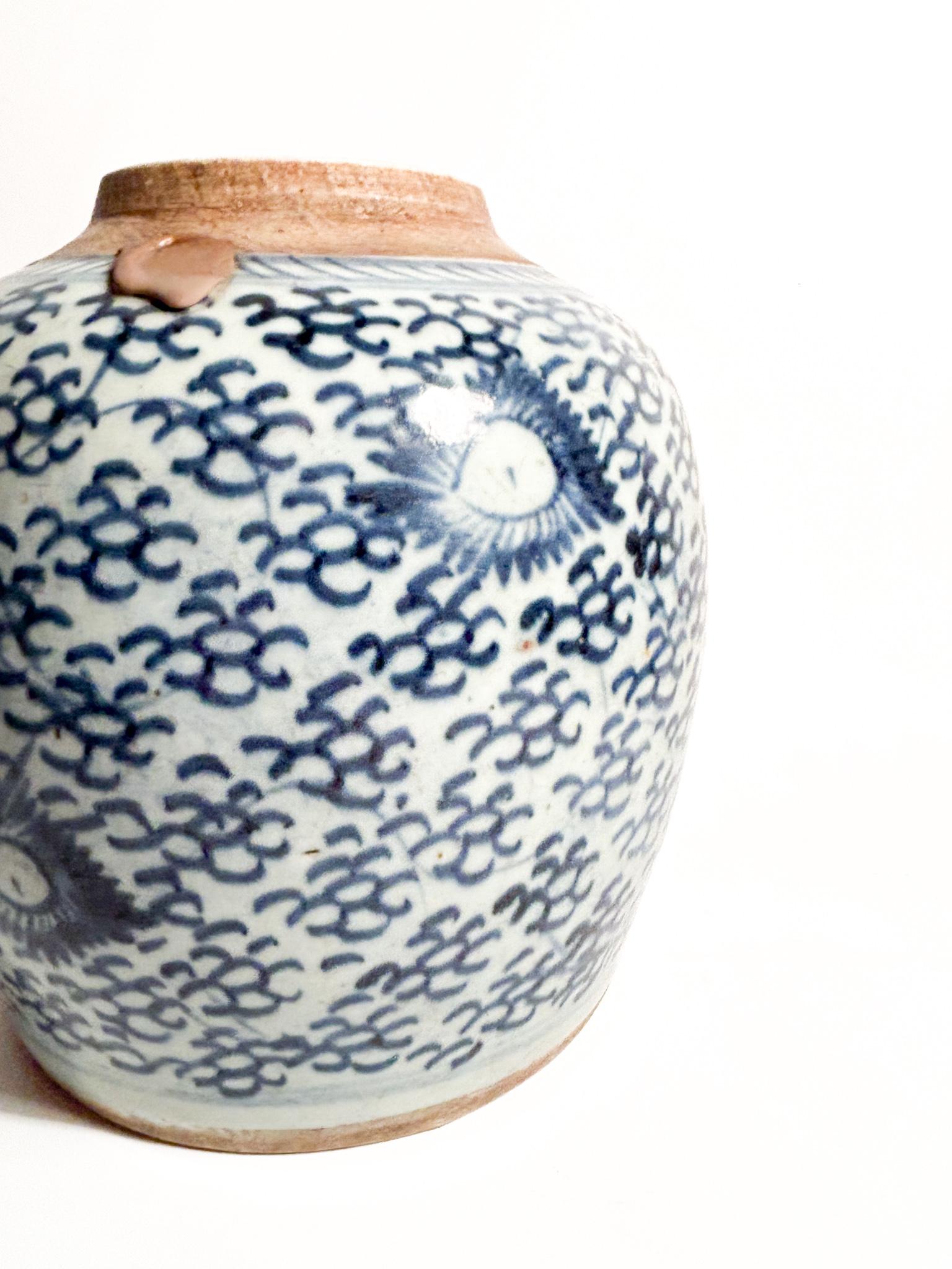 Milieu du XXe siècle Vase en céramique chinoise avec décorations en Chine bleue des années 1950 en vente