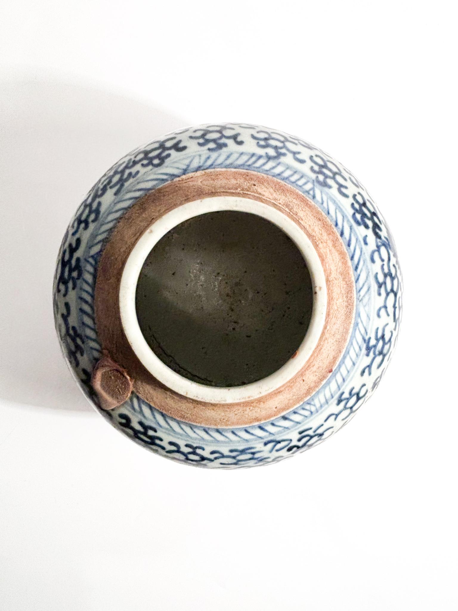 Vase en céramique chinoise avec décorations en Chine bleue des années 1950 en vente 1