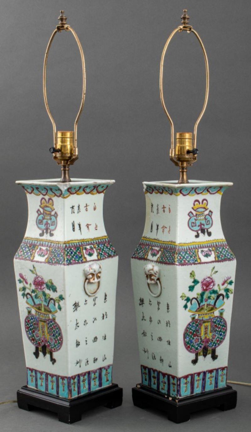 Vases en céramique chinoise montés en lampes, 2, les vases de forme balustre carrée avec des montures moulées en masque de lion, les bords avec des pertes, chacun décoré de pivoines et de panneaux calligraphiques, sur des bases carrées. 30