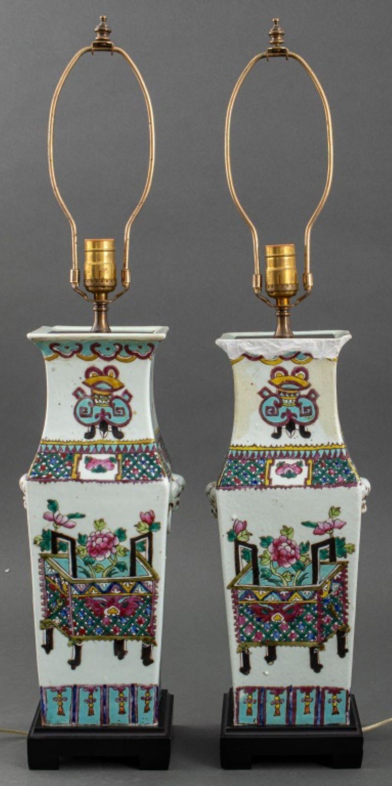Exportation chinoise Paire de vases en céramique chinoises montés en lampes en vente