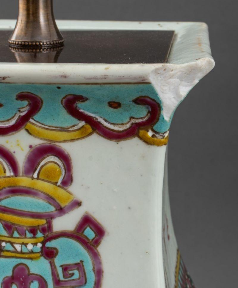 Paire de vases en céramique chinoises montés en lampes en vente 2