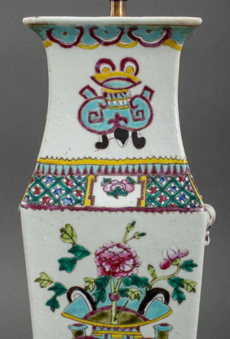 Paire de vases en céramique chinoises montés en lampes en vente 3