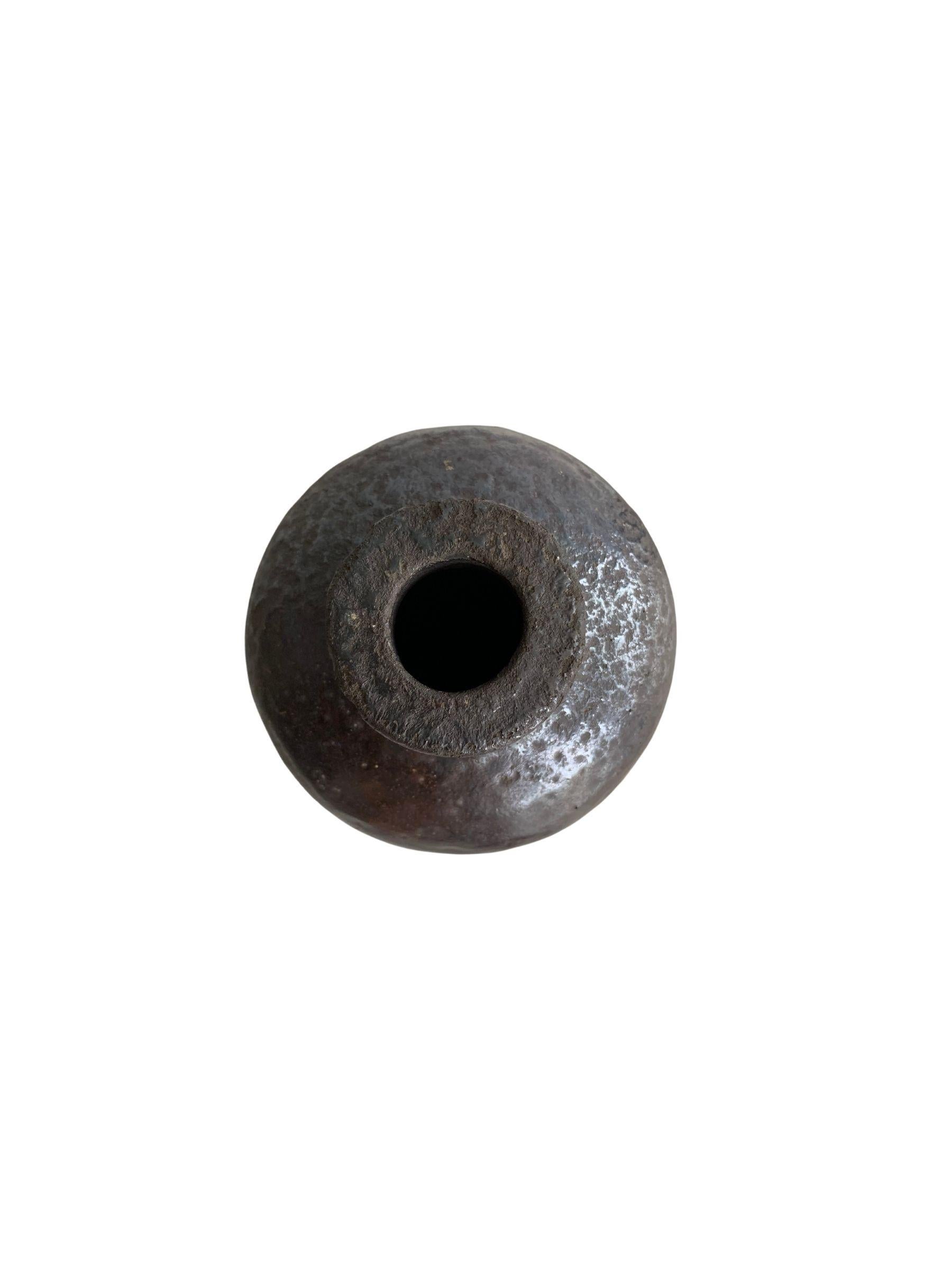 Cinese Bottiglia da vino in ceramica cinese con smalto marrone scuro, XVIII secolo in vendita