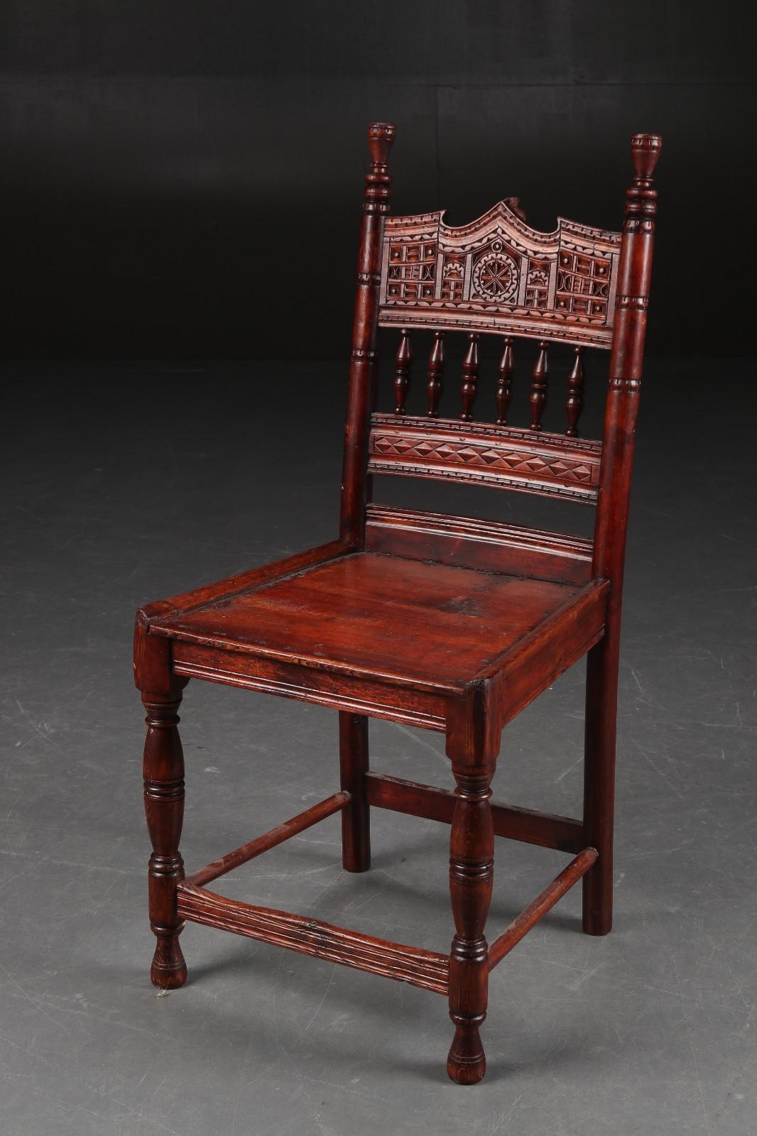 Cadre en bois dur avec assise et dossier en bois, fabriqué en Chine vers 1920-1930. 
Délai de livraison de 3 à 4 semaines.