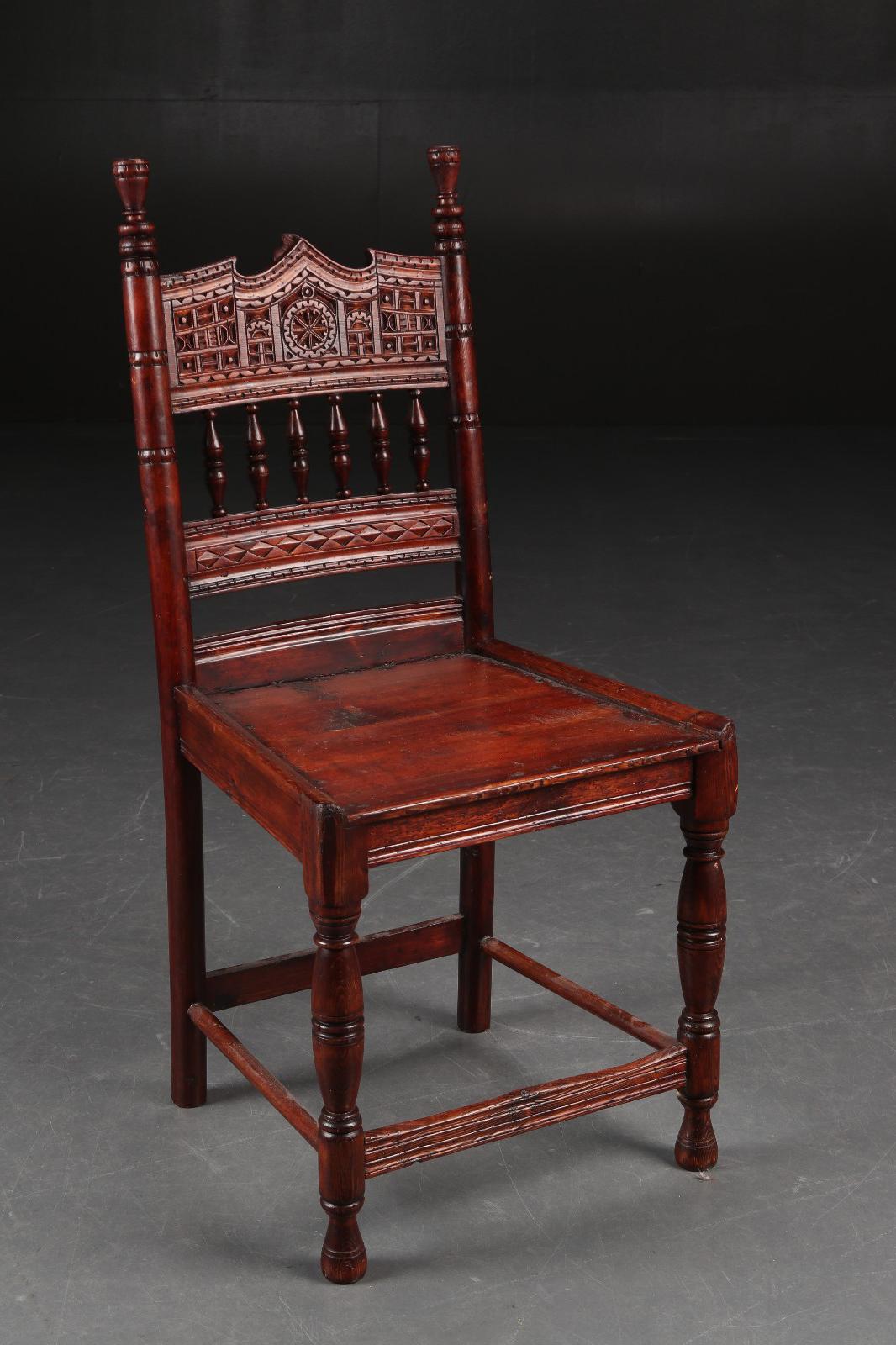 Chinesischer geschnitzter chinesischer Stuhl aus Hartholz (Frühes 20. Jahrhundert) im Angebot