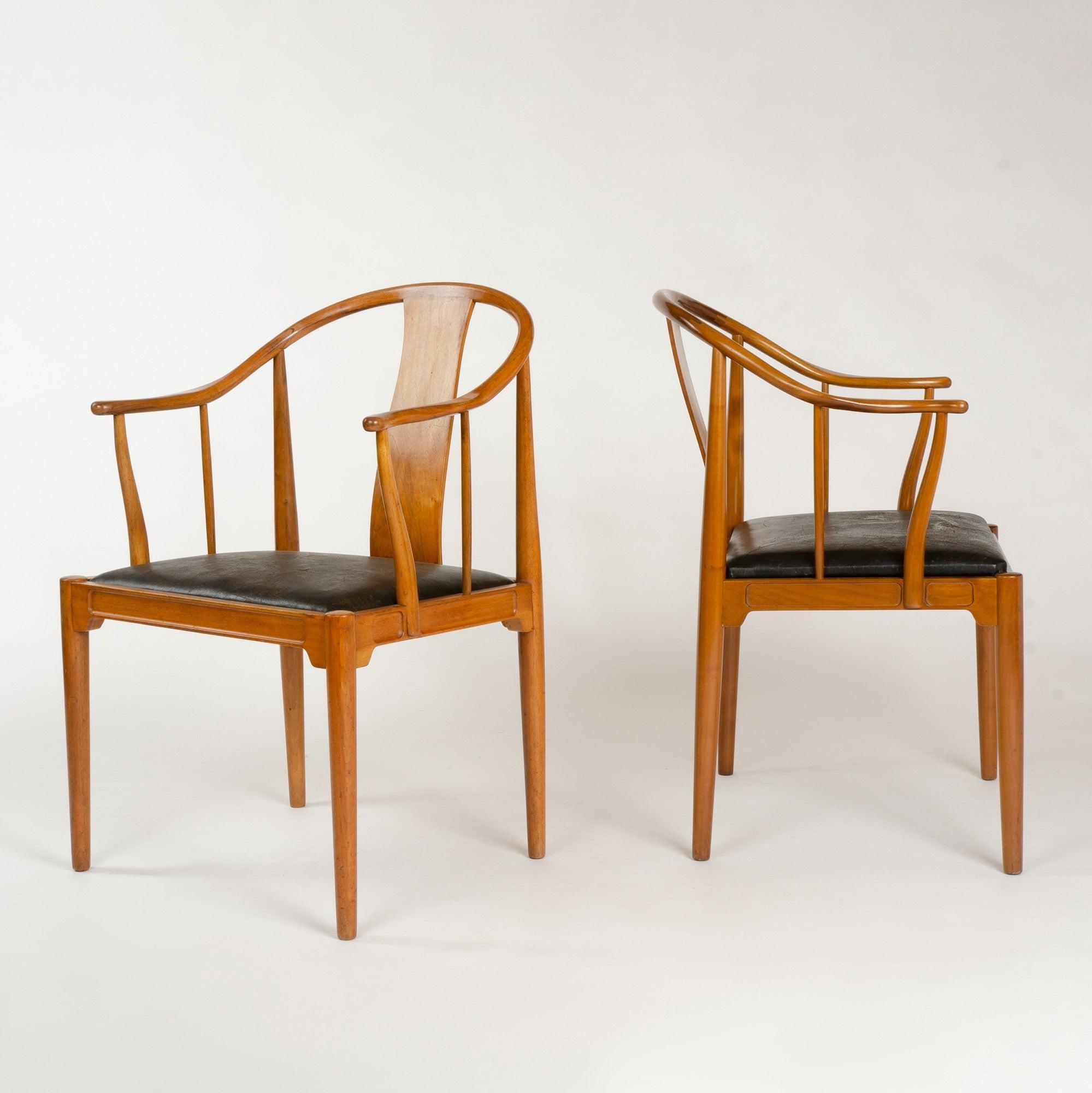 Ein feines und frühes Paar chinesischer Stühle aus gebleichtem Nussbaumholz mit atypisch eingesetzten Ledersitzen, deren sparsame, wellenförmige und elegante Form von klassischen chinesischen Möbeln inspiriert ist. Beibehaltung der ursprünglichen,