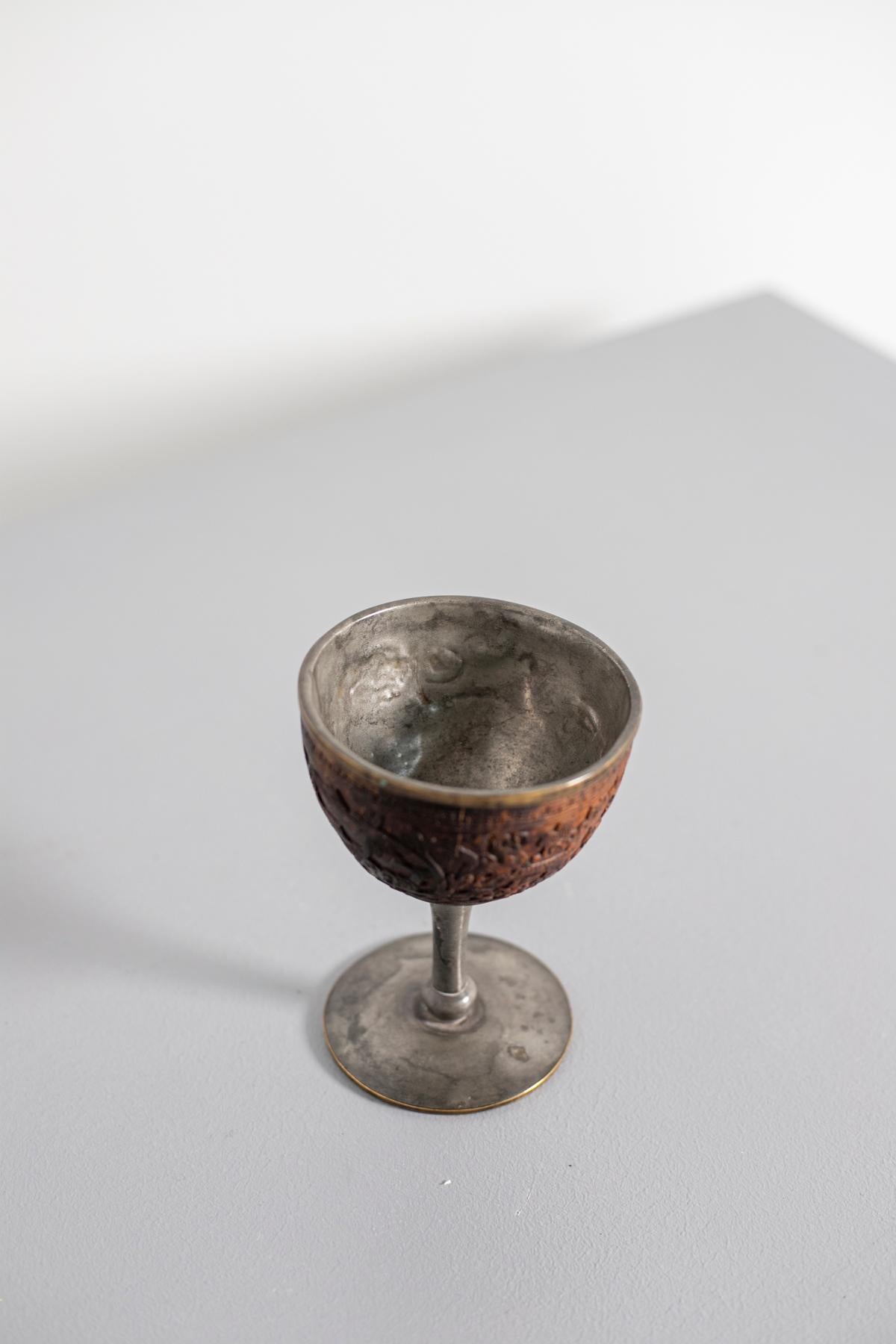 Beautiful antique Chinese chalice from the 1800s.
The Chinese chalice is wrapped externally in a layer of durable coconut fiber, its interior is made of polished pewter. The decorations on this Chinese chalice are very detailed and depict flowers