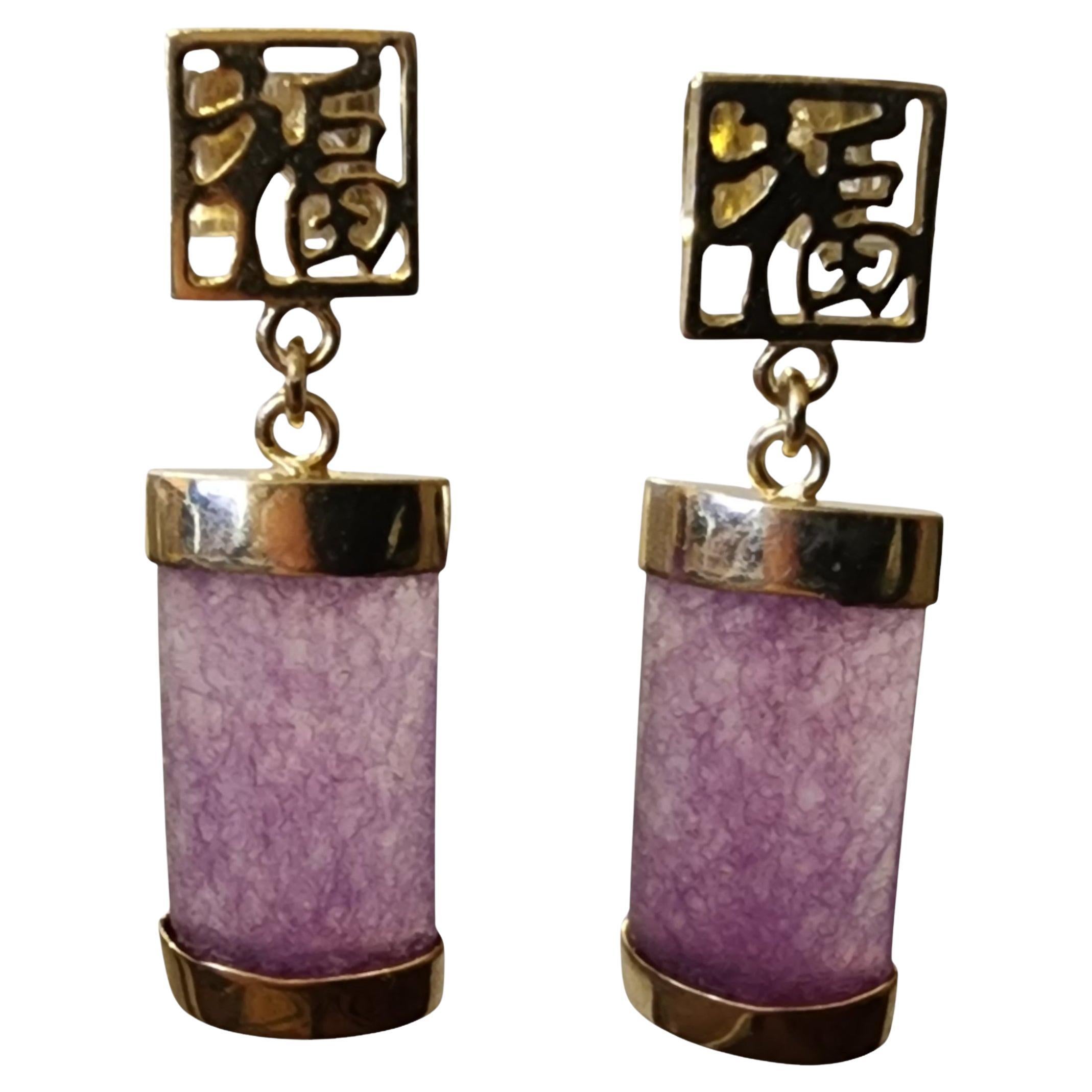 Orecchini a goccia con motivo a caratteri cinesi in giadeite viola e oro giallo in vendita