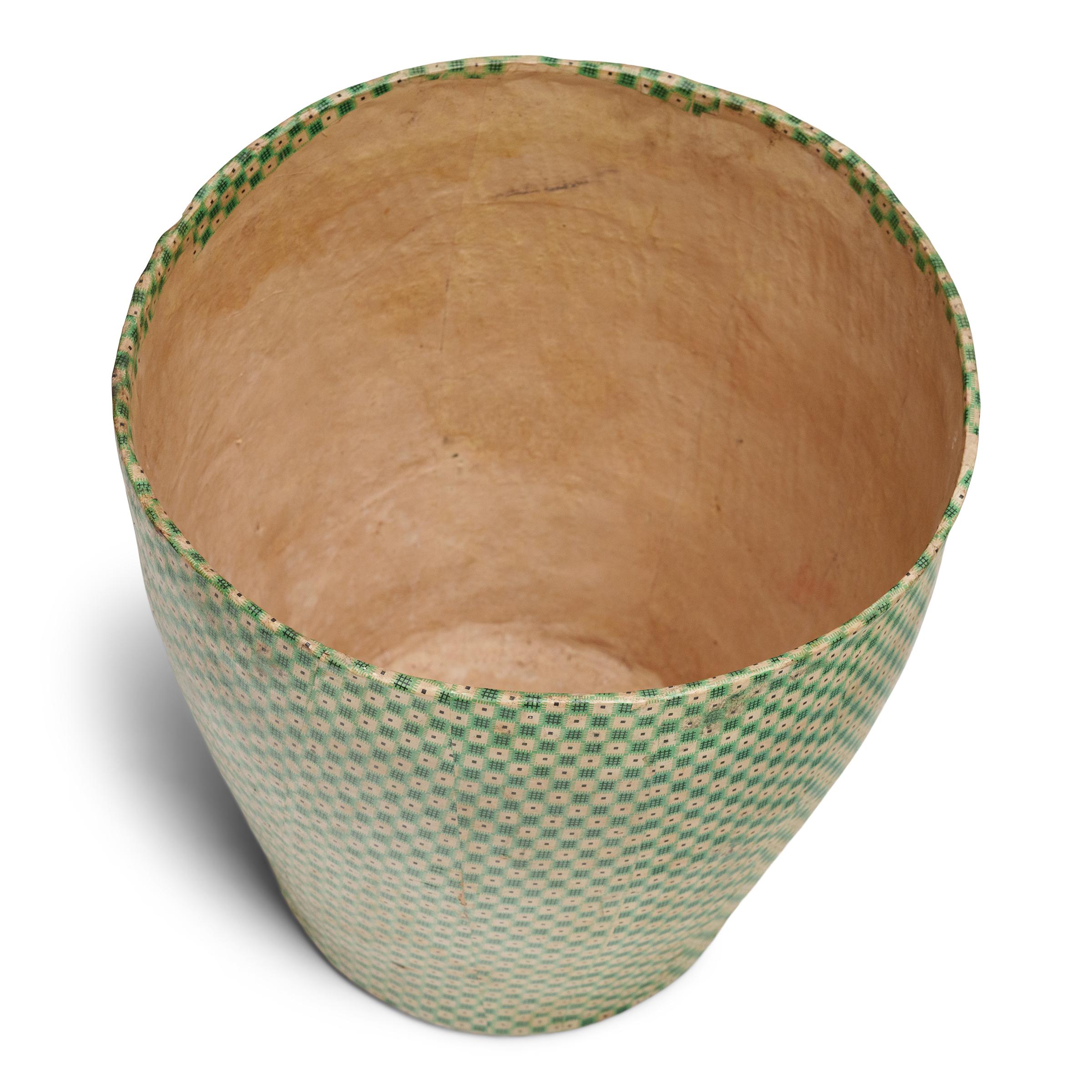 Formada alrededor de un sencillo marco de madera, esta caja de almacenaje de papel maché es un encantador ejemplo del arte popular chino. Hecha con periódicos viejos y papel de arroz teñido, se habría utilizado en una casa de provincias para guardar