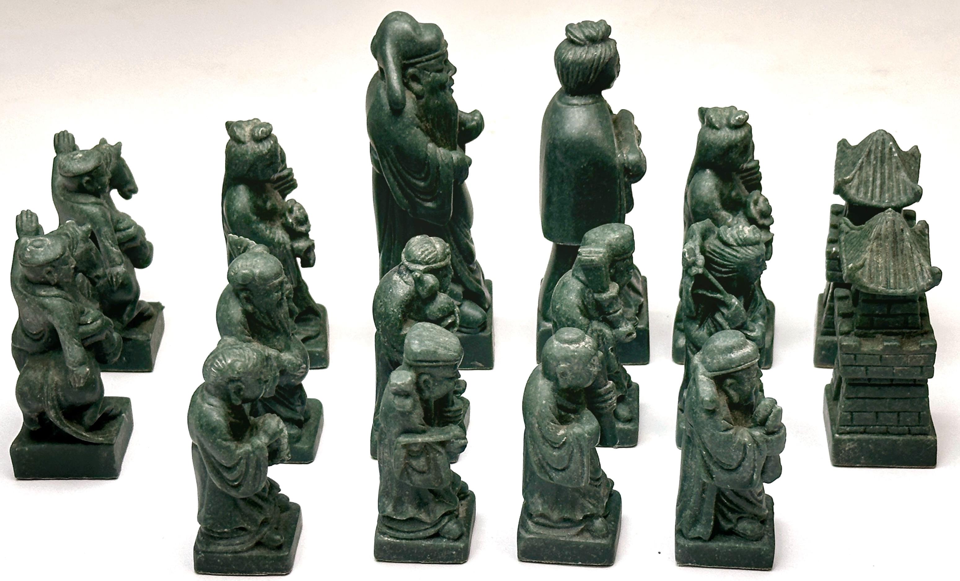 Set di scacchi cinesi con Immortali e scacchiera in legno duro laccato Campaigner in vendita 3