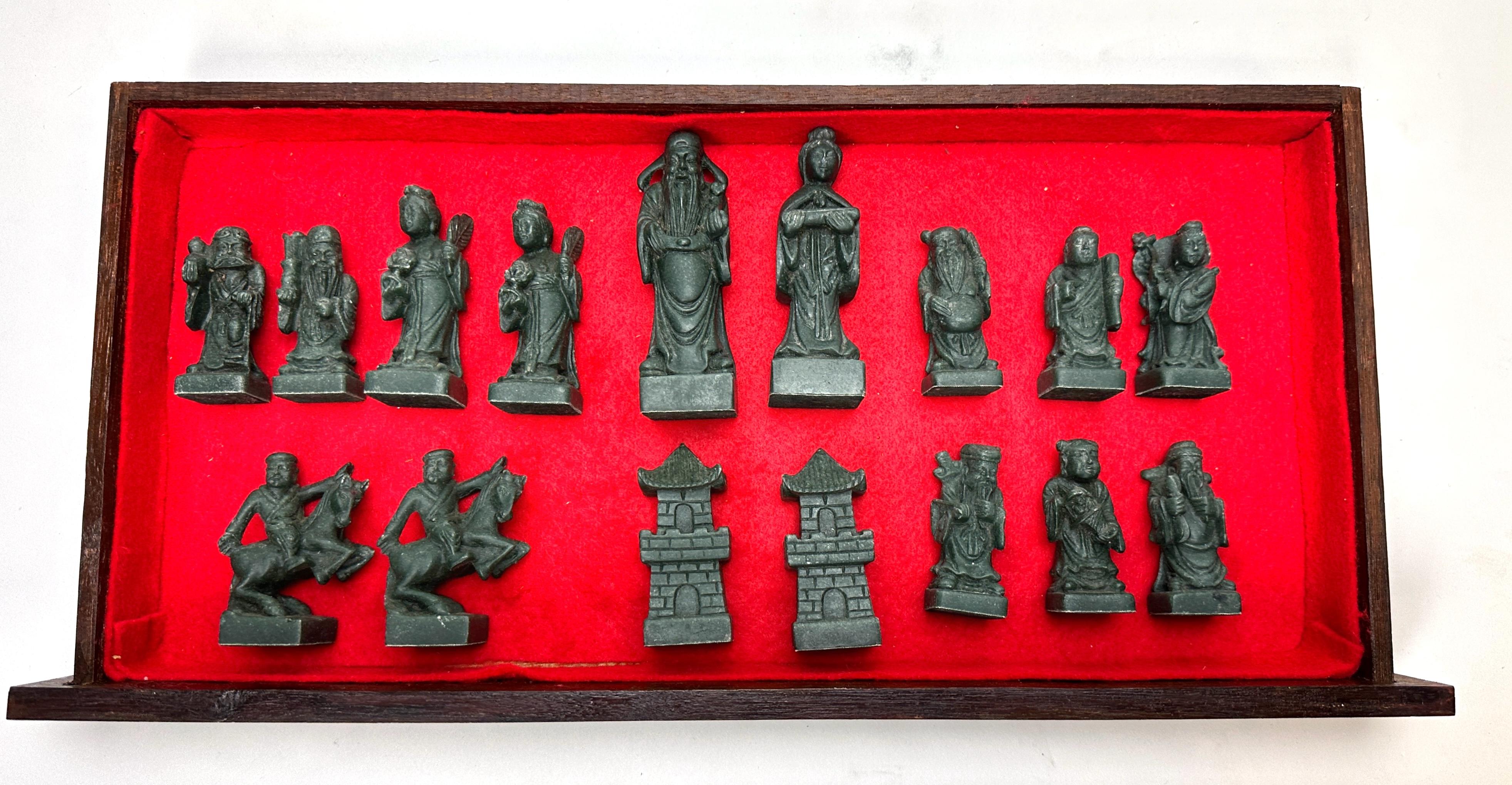Set di scacchi cinesi con Immortali e scacchiera in legno duro laccato Campaigner in vendita 7