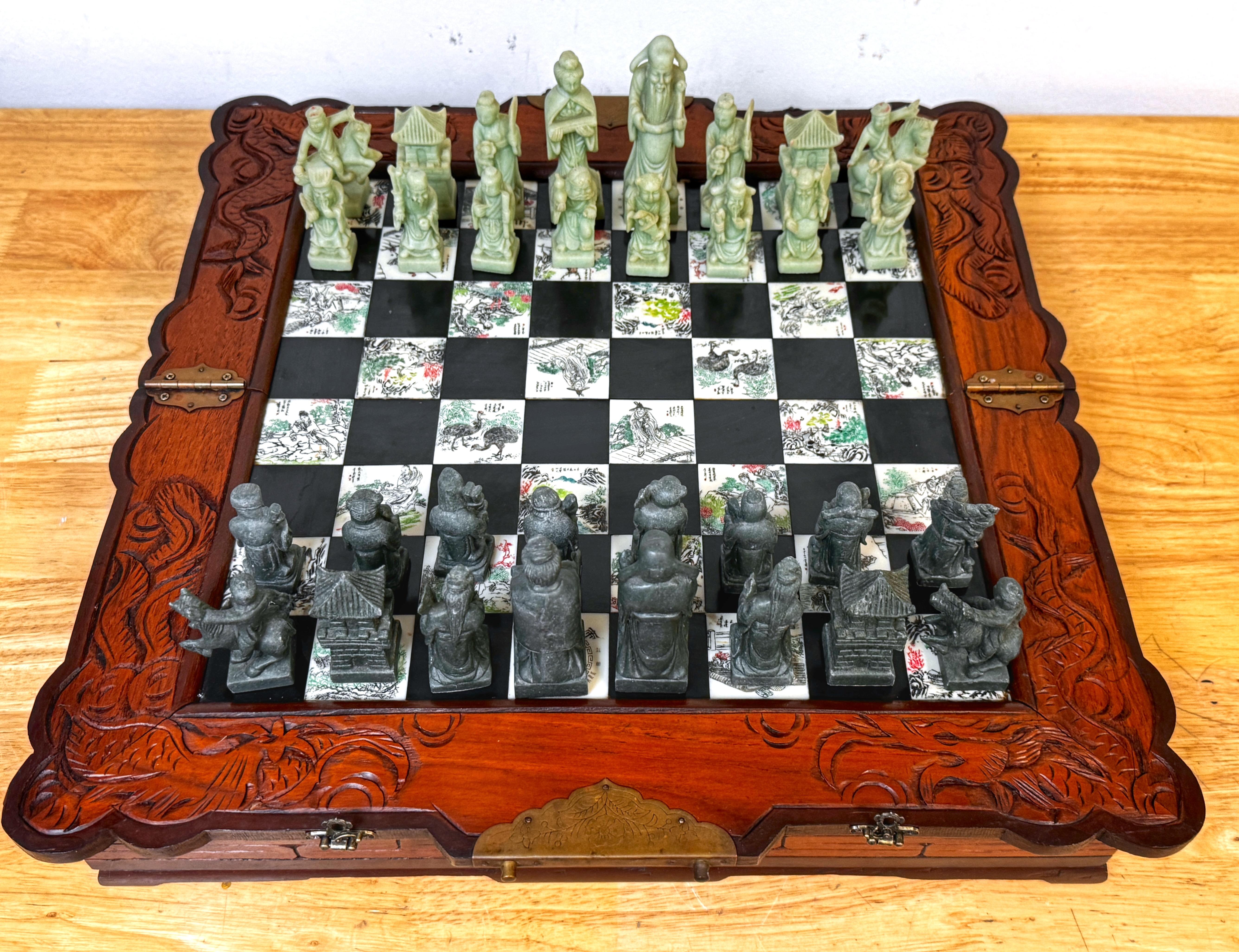 Set di scacchi cinesi con scacchiera laccata Immortali e Campaigner 

Circa anni '60

Questo squisito set di scacchi cinesi con immortali e scacchiera laccata Campaigner è una straordinaria combinazione di artigianato, storia e arte funzionale.