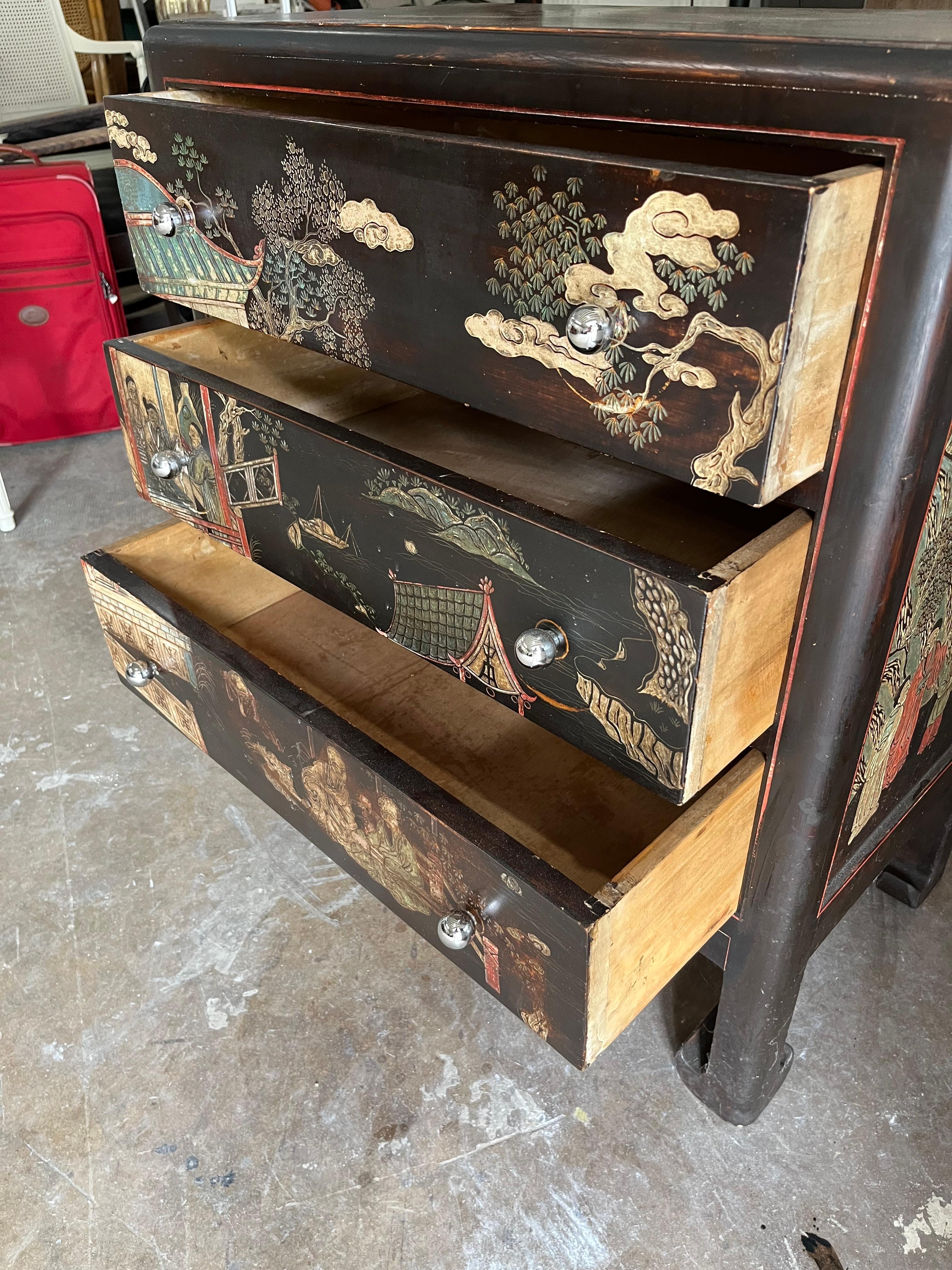 Small Chinese Chest of drawer, elegant piece can be a touch of oriental design in any room.
Three drawers decorated , representing a sea side landscape animated with Chinese characters 
circa 1920 for export.
The furniture is  decorated with Chinese