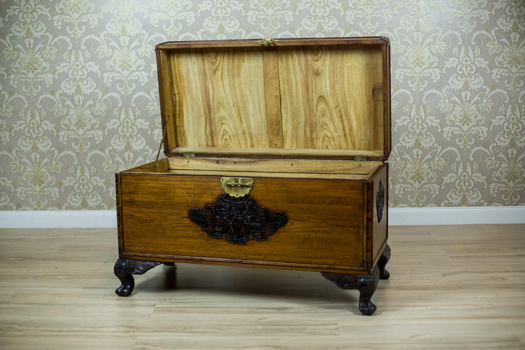 Chinese Chest on S-Shaped Legs, circa the Early 20th Century In Good Condition In Opole, PL