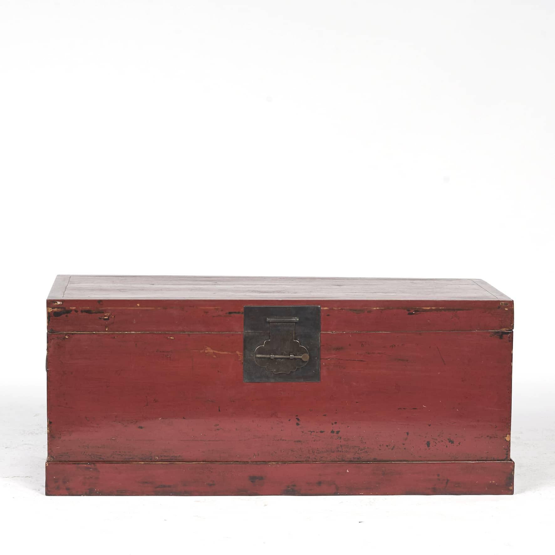 A Chinese 19th century blanket chest with original red lacquer that displays beautiful patina achieved over time.
Raised on a plinth.
Can be used as coffee table.
Jiangsu Province c. 1850-1870.