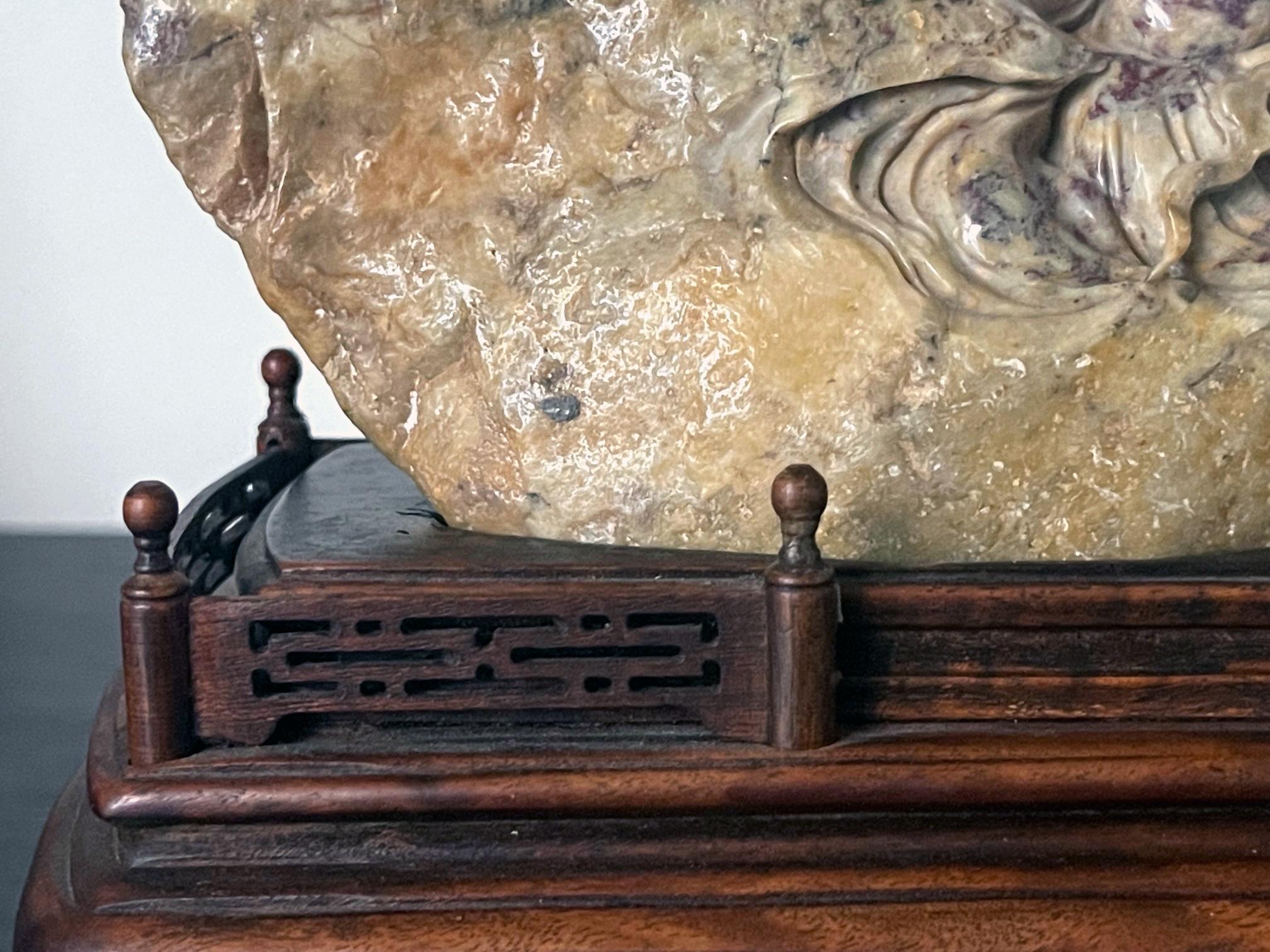 Sculpture chinoise en pierre de sang de poulet de Bodhidharma sur socle en bois en vente 9