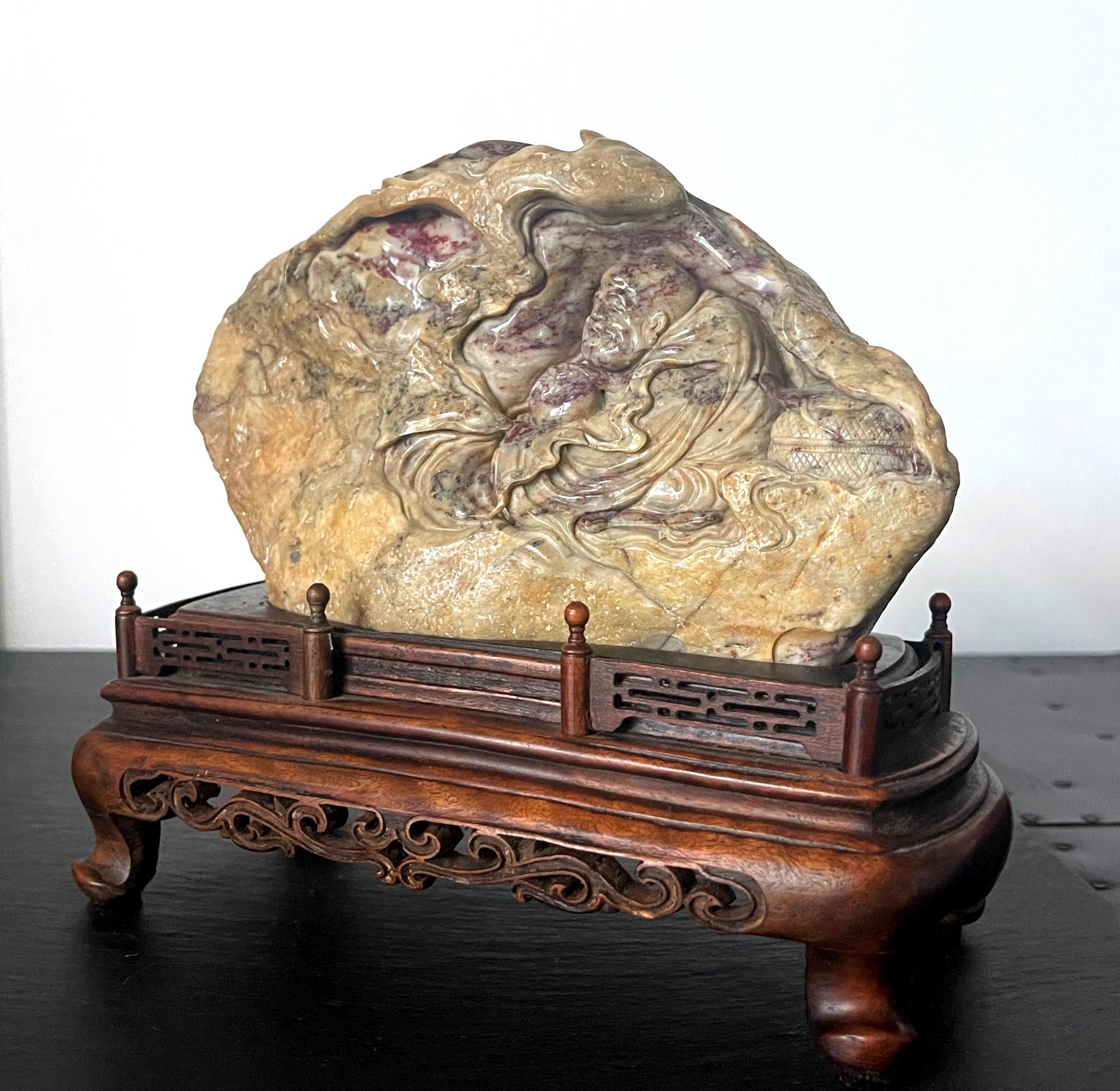 Exportation chinoise Sculpture chinoise en pierre de sang de poulet de Bodhidharma sur socle en bois en vente