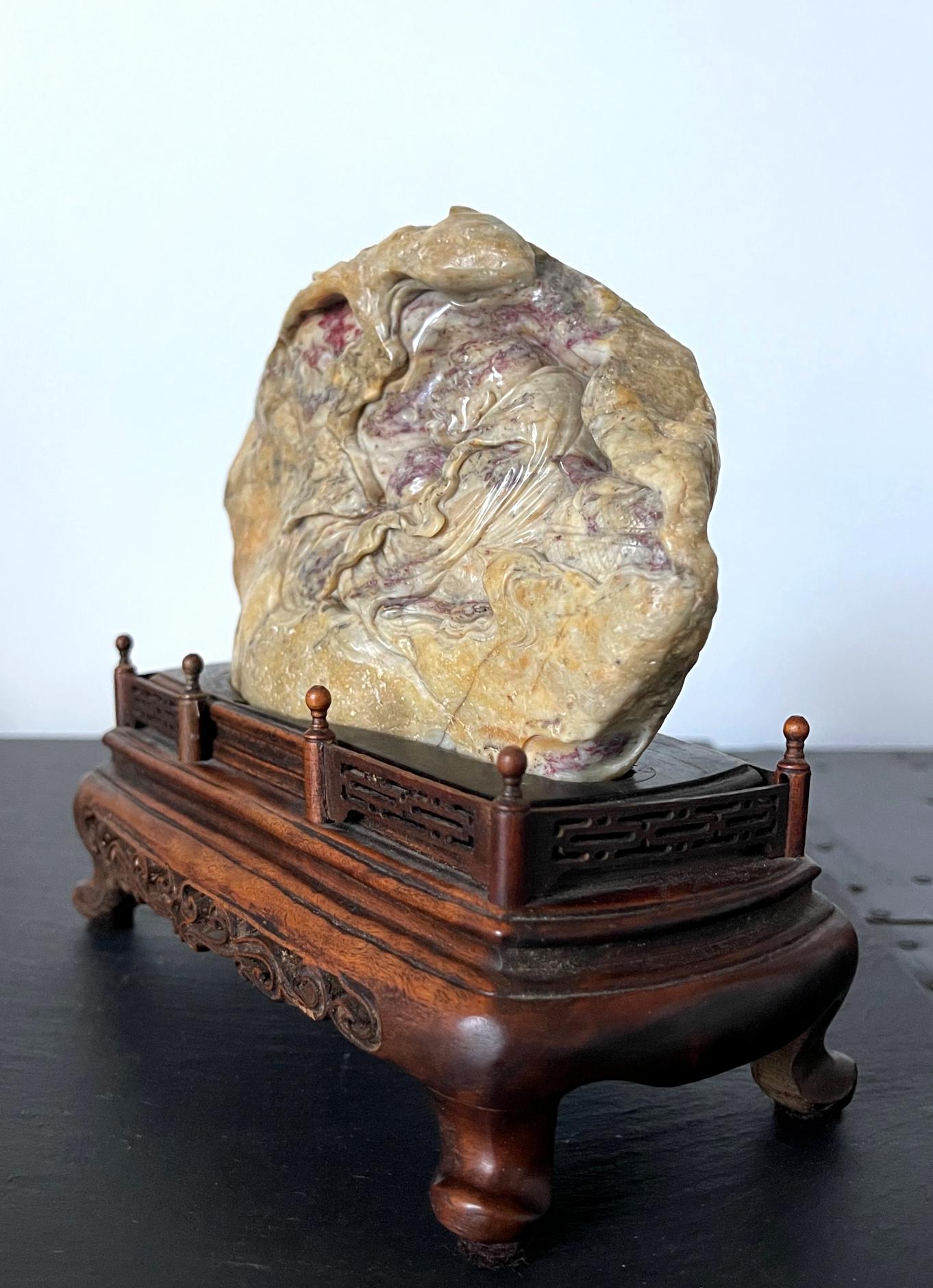 Sculpture chinoise en pierre de sang de poulet de Bodhidharma sur socle en bois Bon état - En vente à Atlanta, GA