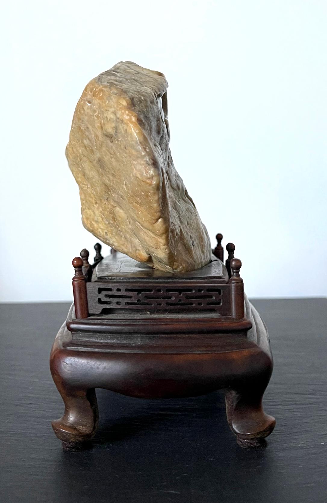 20ième siècle Sculpture chinoise en pierre de sang de poulet de Bodhidharma sur socle en bois en vente