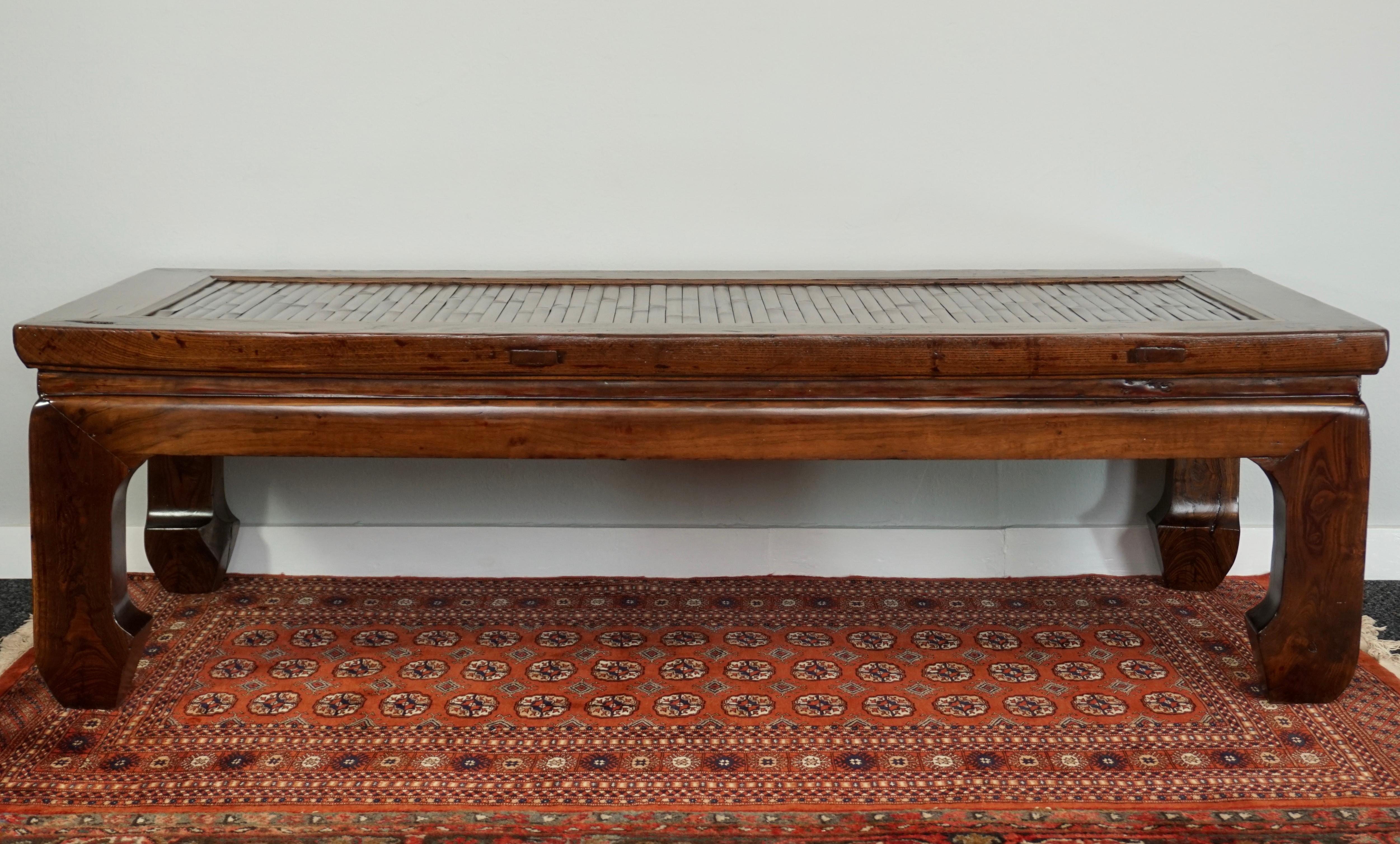 Un magnifique lit à opium en bois d'orme massif et en bambou de taille parfaite qui fait une table basse parfaite. Il s'agit d'un lit réel qui était utilisé en Chine il y a plus de cent ans. Le terme 