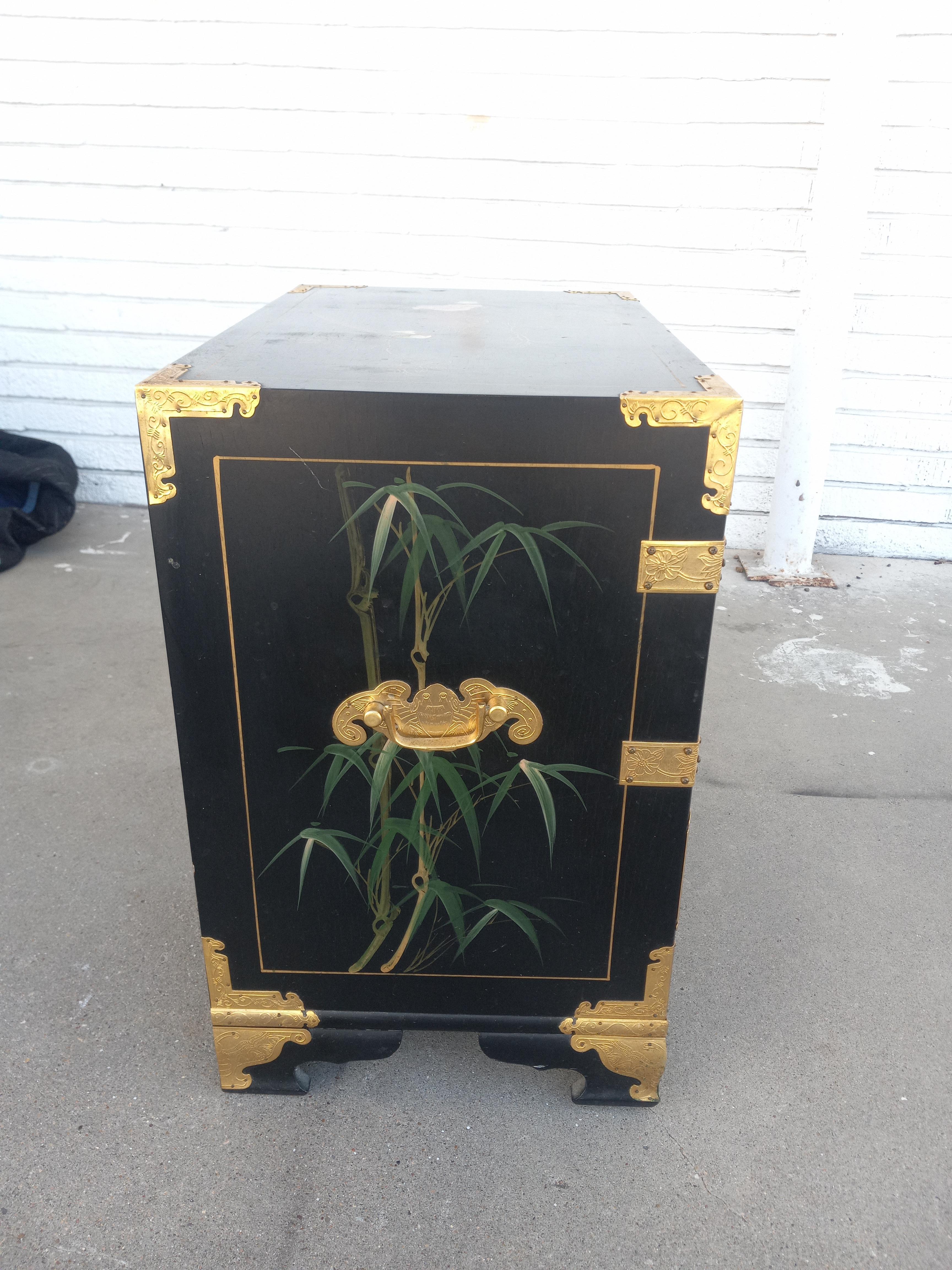 Piccolo mobile a cineserie laccato nero con motivi di uccelli e fiori dipinti a mano sul piano e sui lati e ferramenta in ottone. Le porte anteriori si aprono su un vano portaoggetti e tre piccoli cassetti.
In ottime condizioni vintage