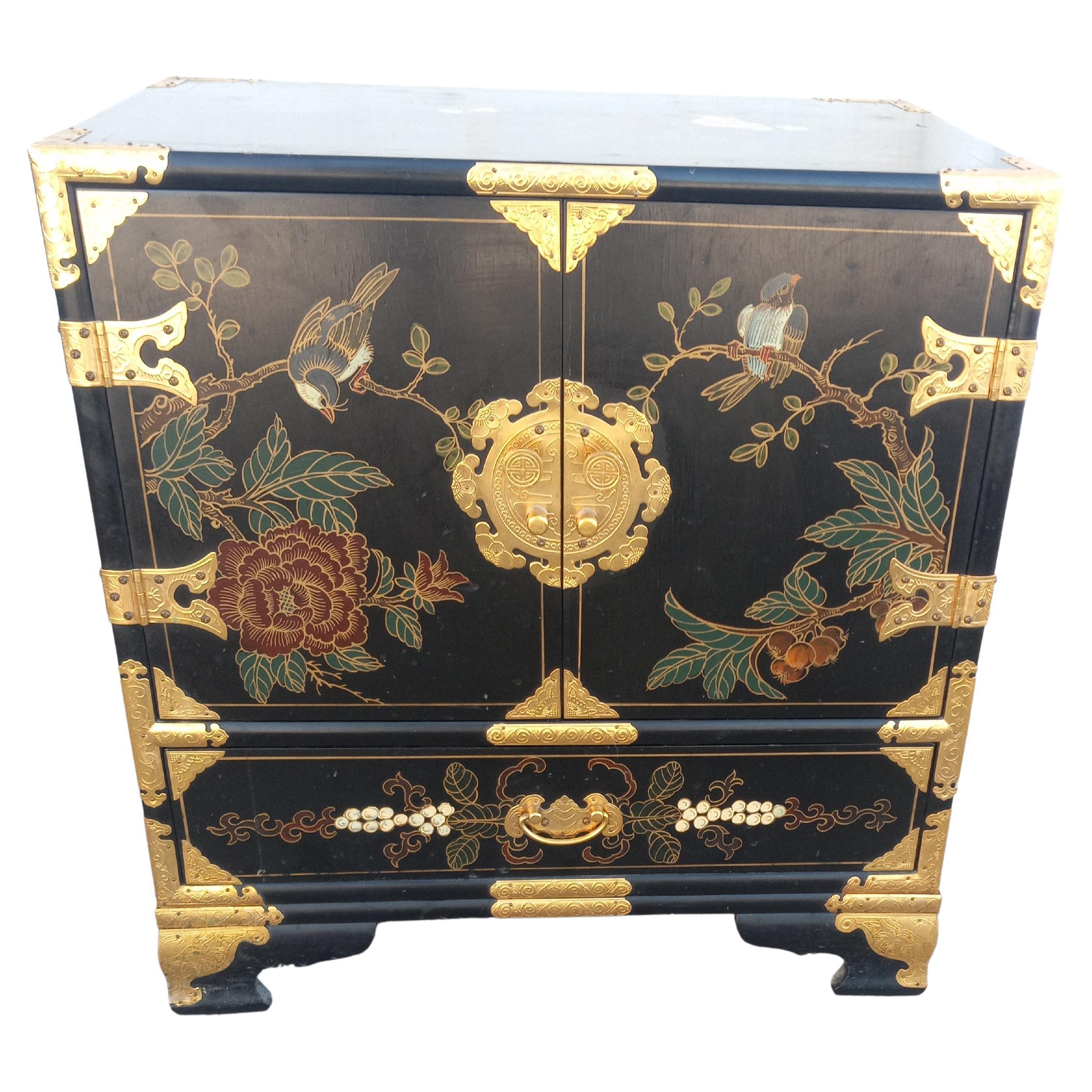 Armadietto cinese laccato con inserti in ottone e vernice
