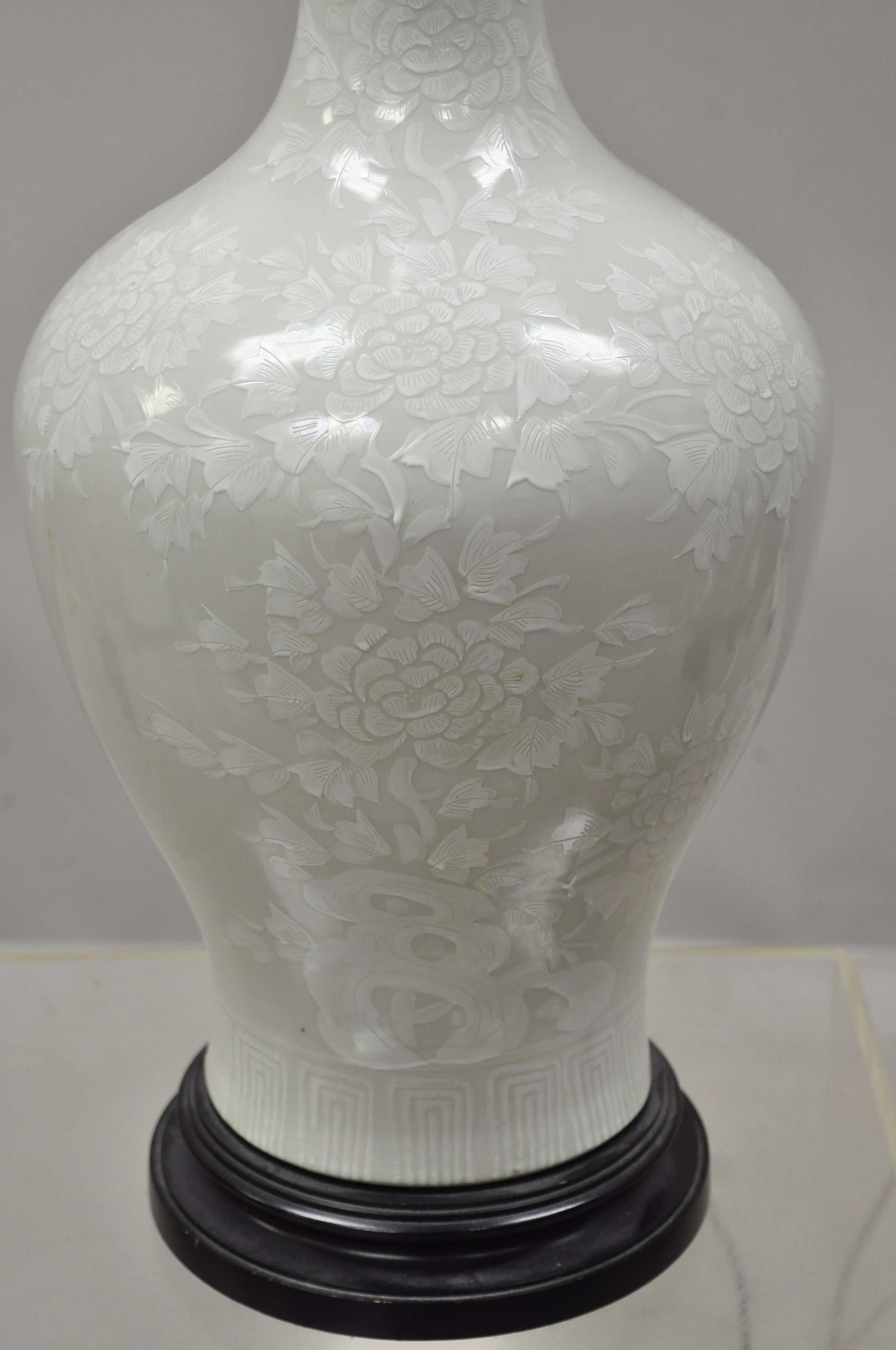 Chinese chinoiserie bulbous porcelain jardinière gray ceramic large table lamp, circa mid-20th century. Measurements: Overall: 45.5